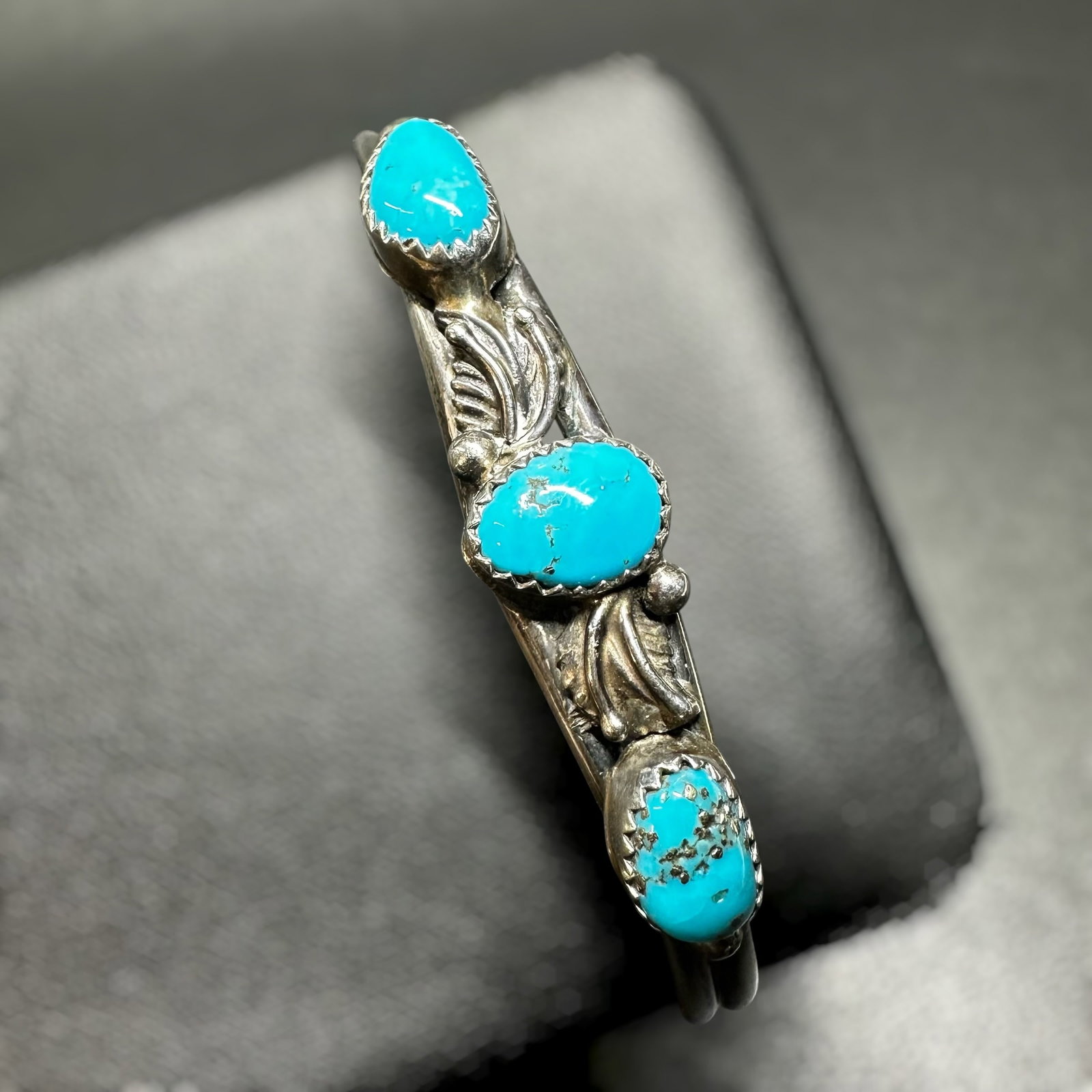 Sz6.75/11g Native American Sterling Silver Kingman Turquoise Cuff (1 of 9)