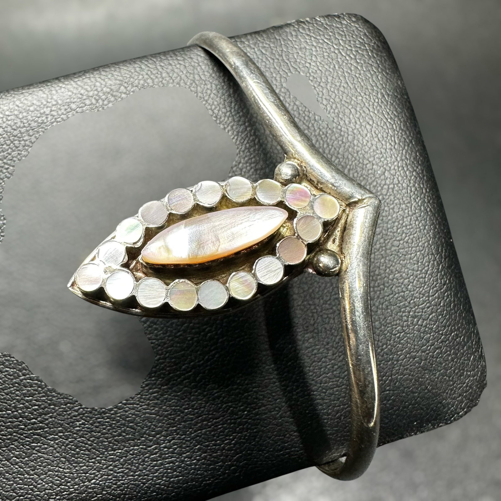 Sz6.75/11g Native American Sterling Silver Mother of Pearl Cuff (1 of 10)