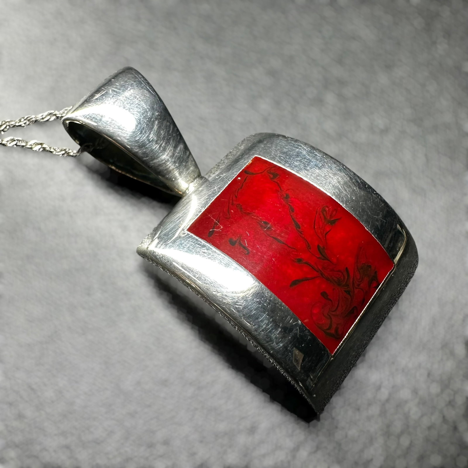 16”/18g 925 Sterling Silver Red Resin Pendant Necklace: 16”/18g 925 Sterling Silver Red Resin Pendant Necklace:Brand/Model: No hallmark.Manufacturer Location: Unmarked.Year Produced: Unknown.Condition: Good condition with light surface wear and scrat