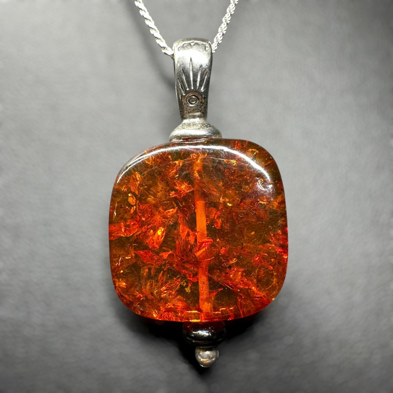 19”/8g 925 Sterling Silver Amber Onyx Pendant Necklace: 19”/8g 925 Sterling Silver Amber Onyx Pendant NecklaceBrand/Model: No hallmark.Manufacturer Location: Unmarked.Year Produced: Unknown.Condition: Good condition with light surface wear and minor 