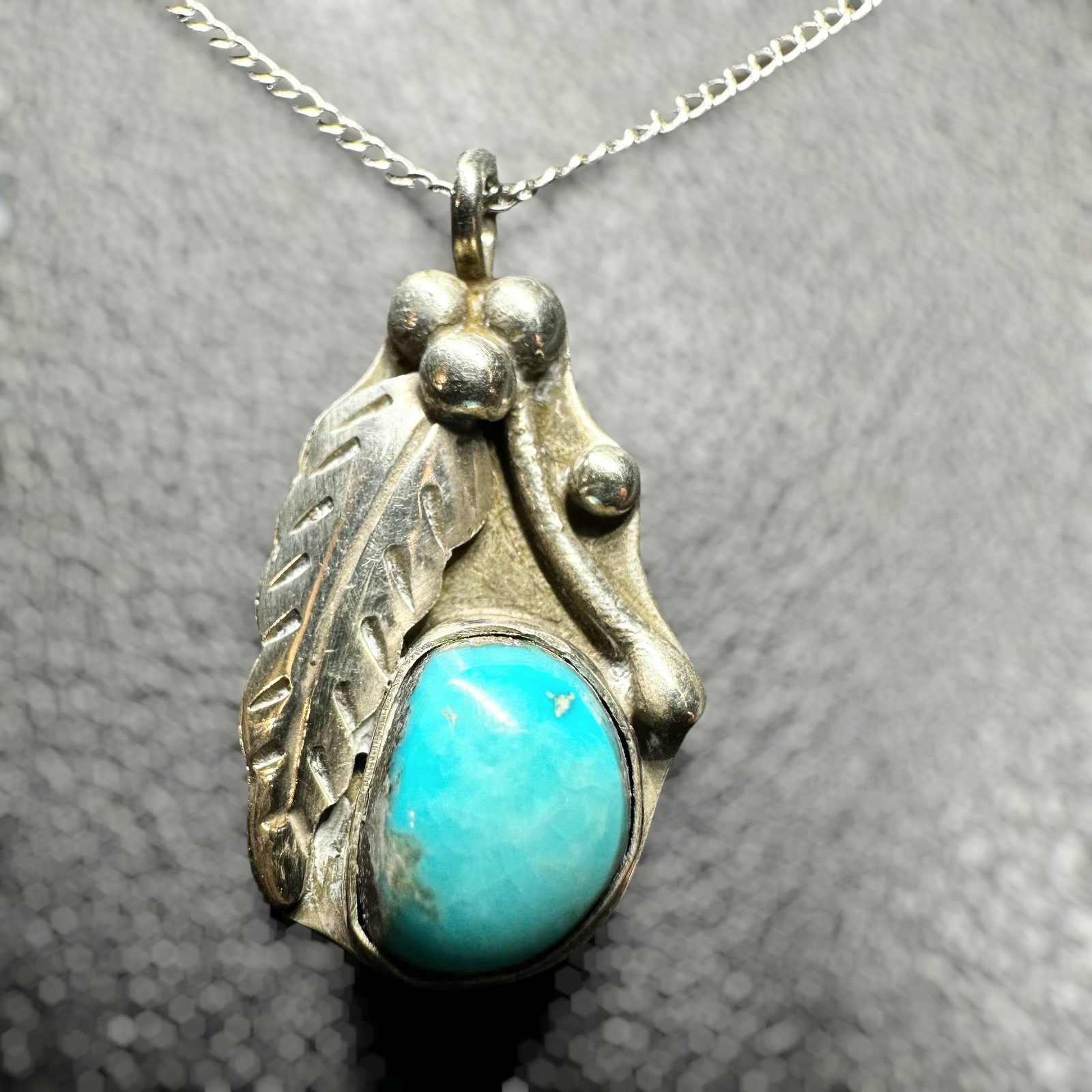 18”/4g Native American Kingman Turquoise Pendant Necklace: 18”/4g Native American Kingman Turquoise Pendant Necklace:Brand/Model: No hallmark.Manufacturer Location: Southwestern United States.Year Produced: Unknown.Condition: Good condition with light s