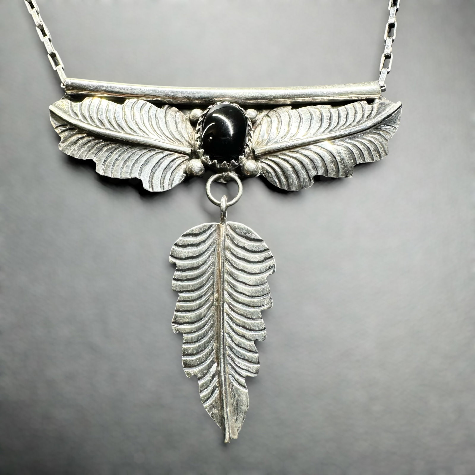 16”/10g Native American Sterling Silver Onyx Feather Necklace: 16”/10g Native American Sterling Silver Onyx Feather Necklace:Brand/Model: Hallmarked “STERLING M.”Manufacturer Location: Not marked.Year Produced: Unknown.Condition: Good condition with