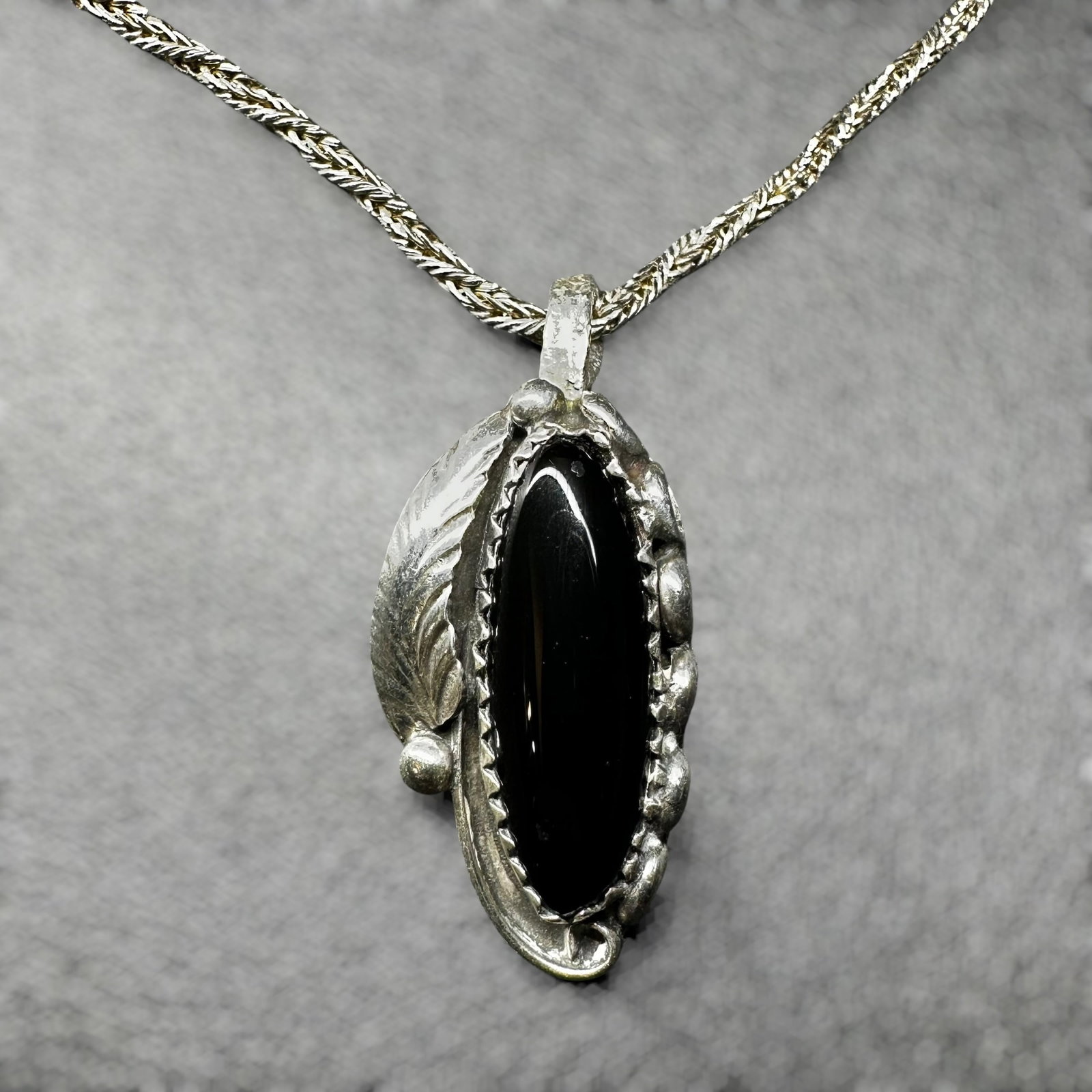 23”/7g Native American Sterling Silver Onyx Pendant Necklace: 23”/7g Native American Sterling Silver Onyx Pendant Necklace:Brand/Model: No hallmark.Manufacturer Location: Unmarked.Year Produced: Unknown.Condition: Good condition with light surface wear and