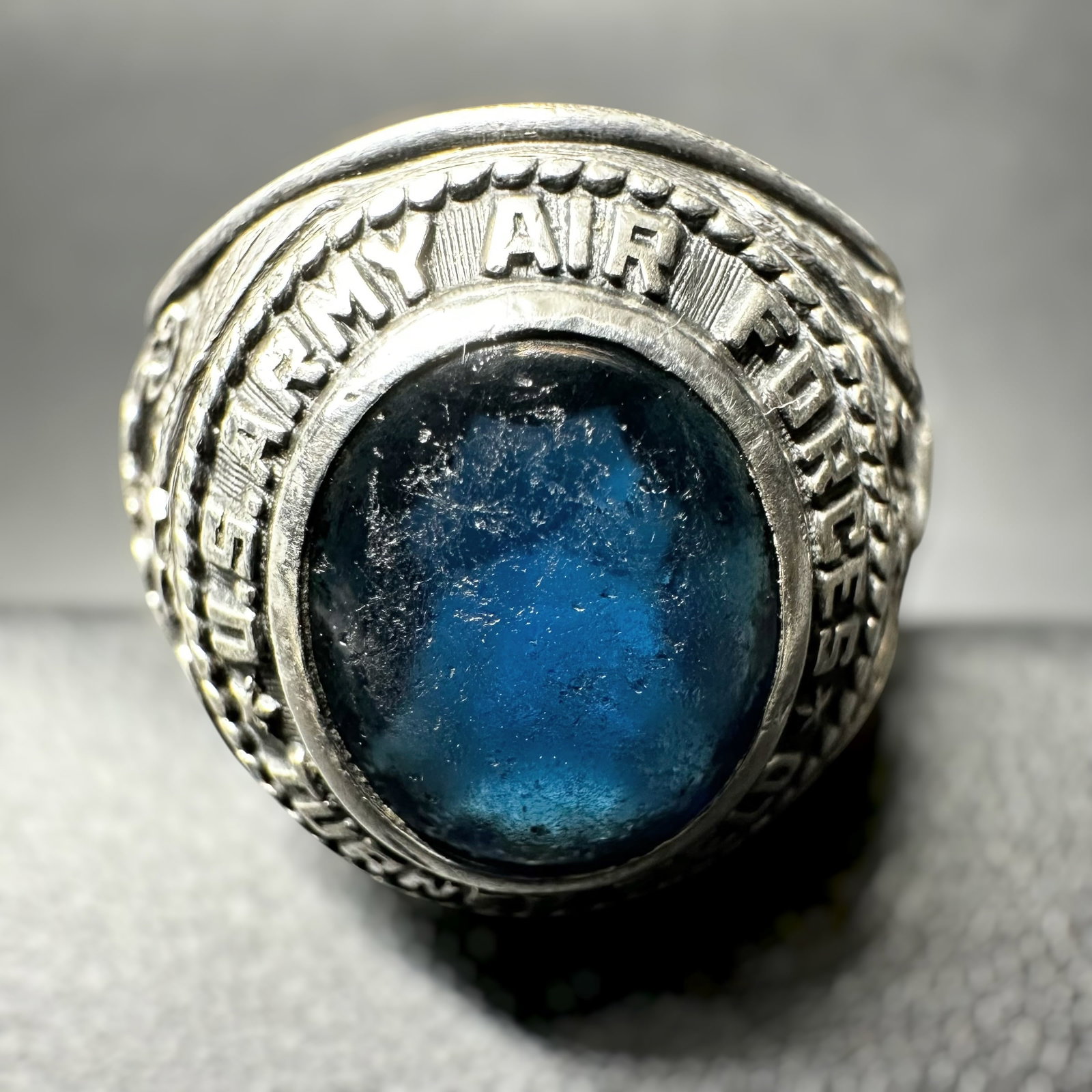 Sz10.5/16g U.S. Air Force Class Blue Stone Ring: Sz10.5/16g U.S. Air Force Class Blue Stone Ring:Brand/Model: No hallmark.Manufacturer Location: unmarked.Year Produced: Unknown.Condition: Stone is rough from use. Good vintage condition with surface 
