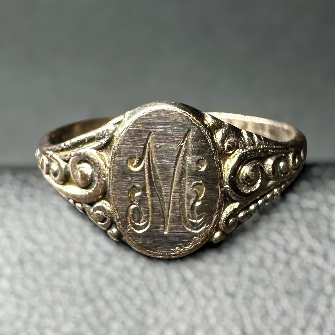 Sz4.5/1g Antique Victorian Repoussé Gold Filled Engraved "M" Signet Ring: Sz4.5/1g Antique Victorian Repoussé Gold Filled Engraved "M" Signet Ring:Brand/Model: No hallmark.Manufacturer Location: unmarked.Year Produced: Antique Victorian era.Condition: Good antique conditio