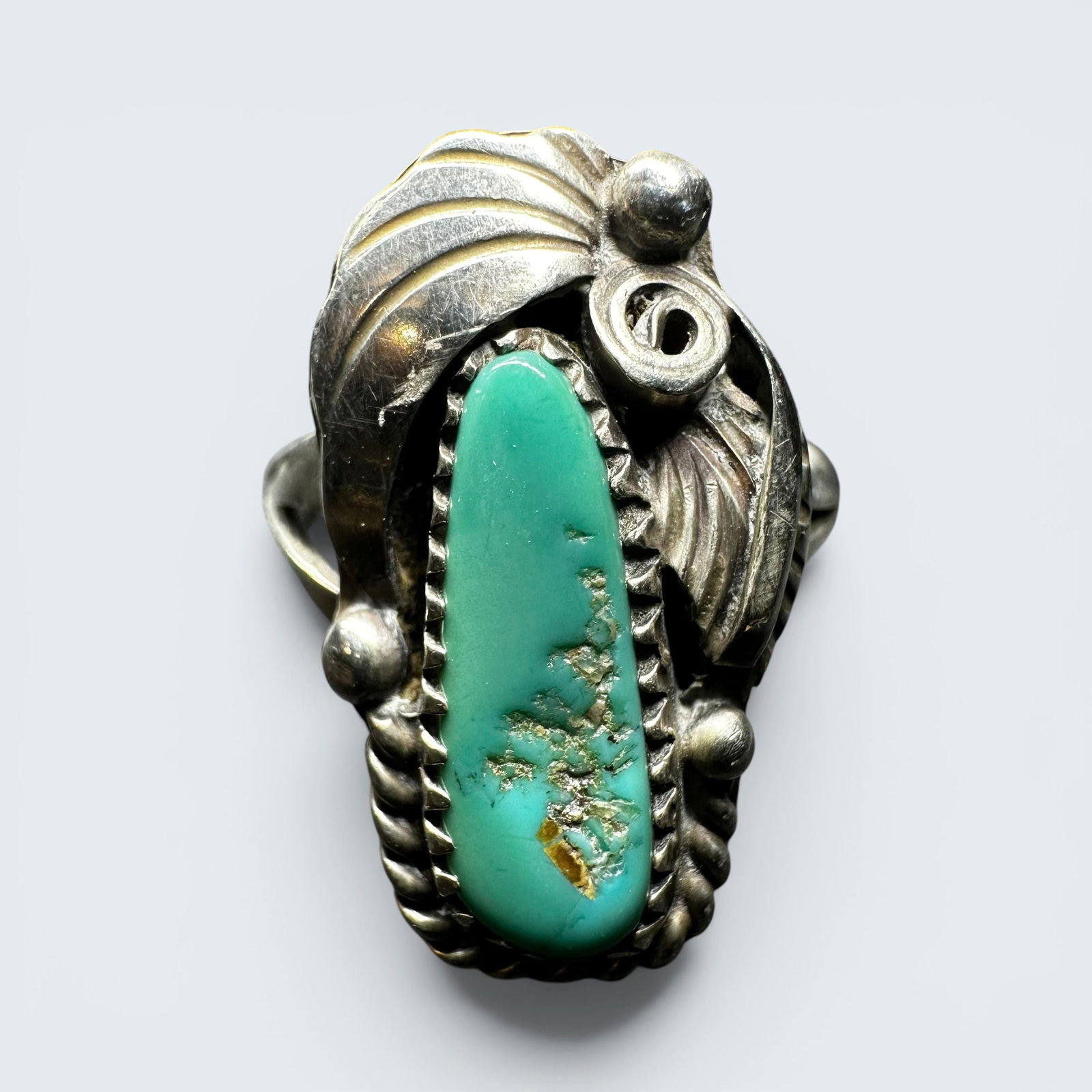 Sz7/5g Native American Sterling Silver Kingman Turquoise Ring: Sz7/5g Native American Sterling Silver Kingman Turquoise Ring:Brand/Model: No hallmark.Manufacturer Location: Unmarked.Year Produced: Unknown.Condition: Good condition with surface wear and light scra