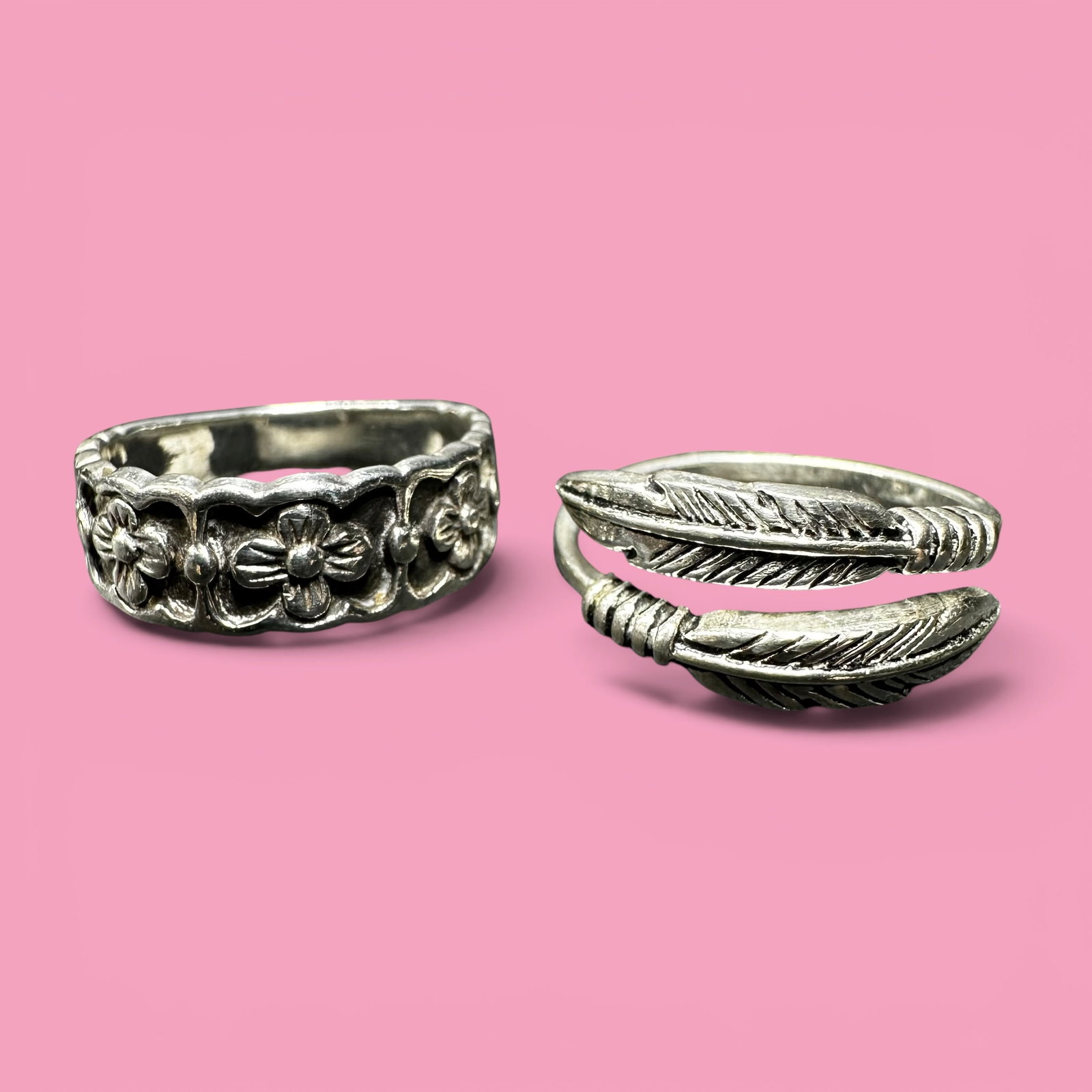Sz7.25/Sz9 Adjustable/5g 925 Sterling Silver Flower & Feather Ring Lot: Sz7.25/Sz9 Adjustable/5g 925 Sterling Silver Flower & Feather Ring Lot:Brand/Model: Marked “CW 925”; marked “MO TH 925.”Manufacturer Location: Unmarked; Thailand.Year Produced: Unknown
