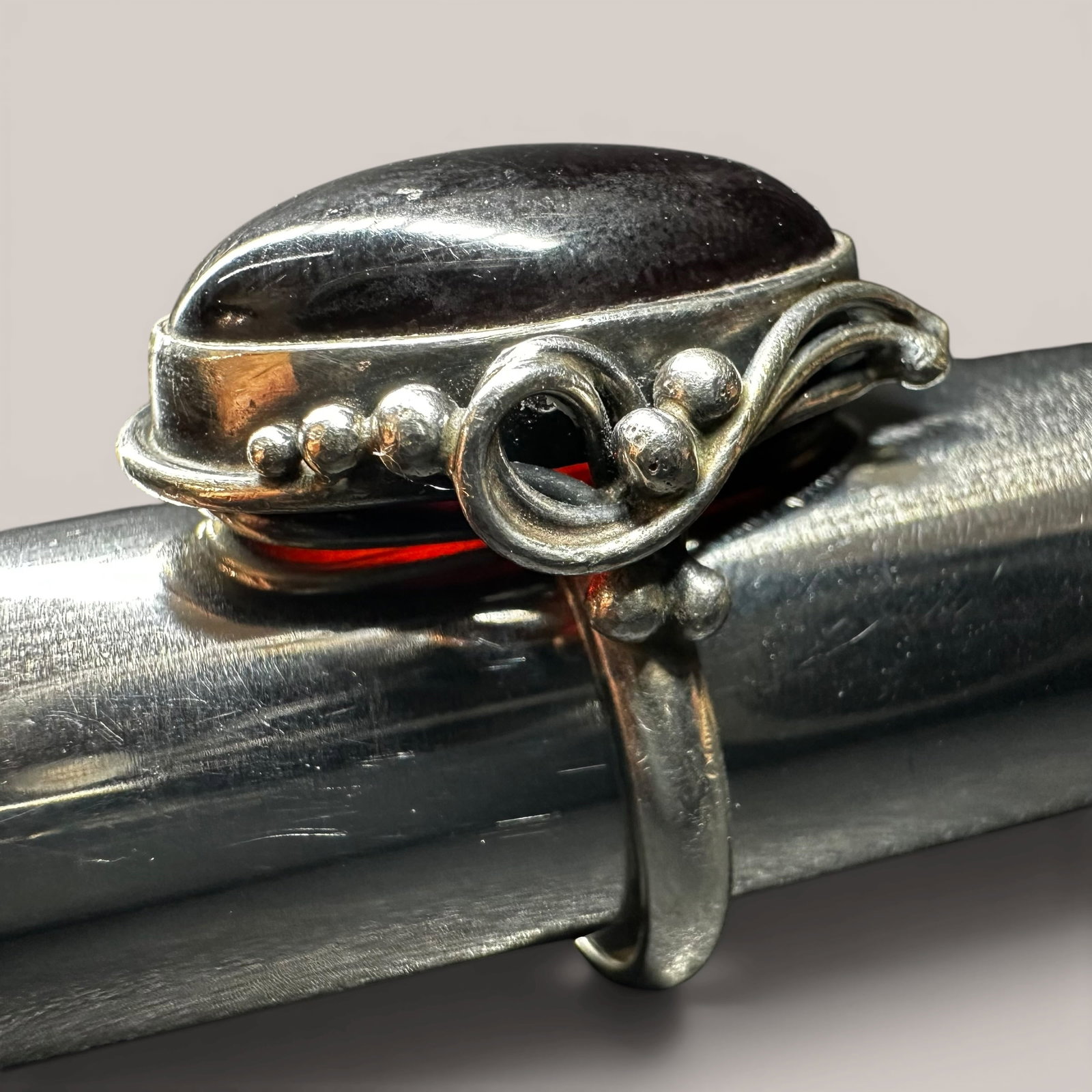 Sz10/9g Vintage 925 Sterling Silver Carnelian Cocktail Ring: Sz10/9g Vintage Sterling Silver Carnelian Cocktail Ring:Brand/Model: No hallmark.Manufacturer Location: Unmarked.Year Produced: Unknown.Condition: Good vintage condition with surface wear and scratche