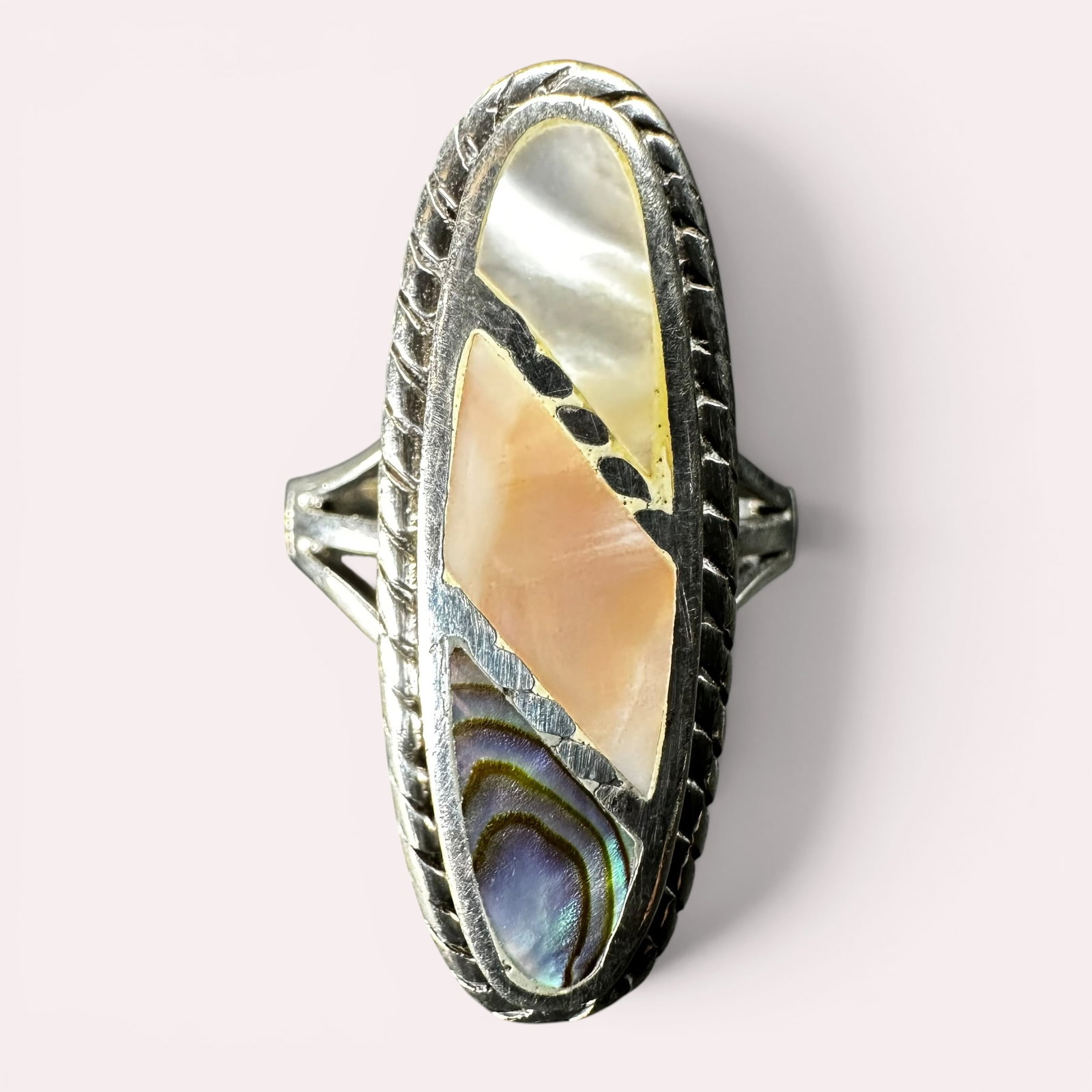 Sz10/8g Fred Harvey Era Sterling Silver Mother of Pearl Abalone Inlay Ring: Sz10/8g Fred Harvey Era Sterling Silver Mother of Pearl Abalone Inlay Ring:Brand/Model: No hallmark.Manufacturer Location: Southwestern United States.Year Produced: Fred Harvey Era; early to mid 20th 