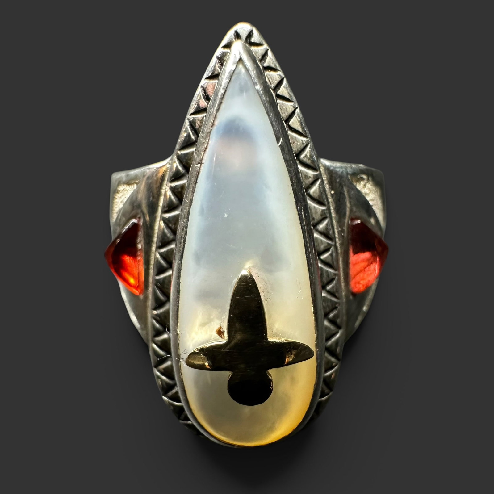 Sz7/12g Relios "Gentle Rain" Carolyn Pollack/Roderick Tenorio Collab Mother Of Pearl 14K Gold Ring: Sz7/12g Relios "Gentle Rain" Carolyn Pollack/Roderick Tenorio Collab Mother Of Pearl 14K Gold Garnet Ring:Brand/Model: Hallmarked; Carolyn Pollack Relios. “Gentle Rain” collection collaboratio