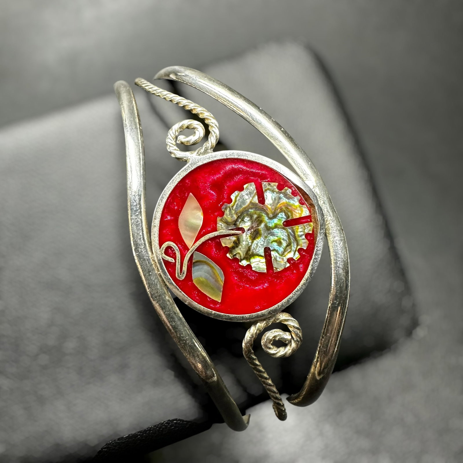 6”/13g Vintage Alpaca Mexico Silver Abalone Inlay Flower Cuff: 6”/13g Vintage Alpaca Mexico Silver Abalone Inlay Flower CuffBrand/Model: No hallmark.Manufacturer Location: Unmarked.Year Produced: Unknown.Condition: Good vintage condition with light surface 