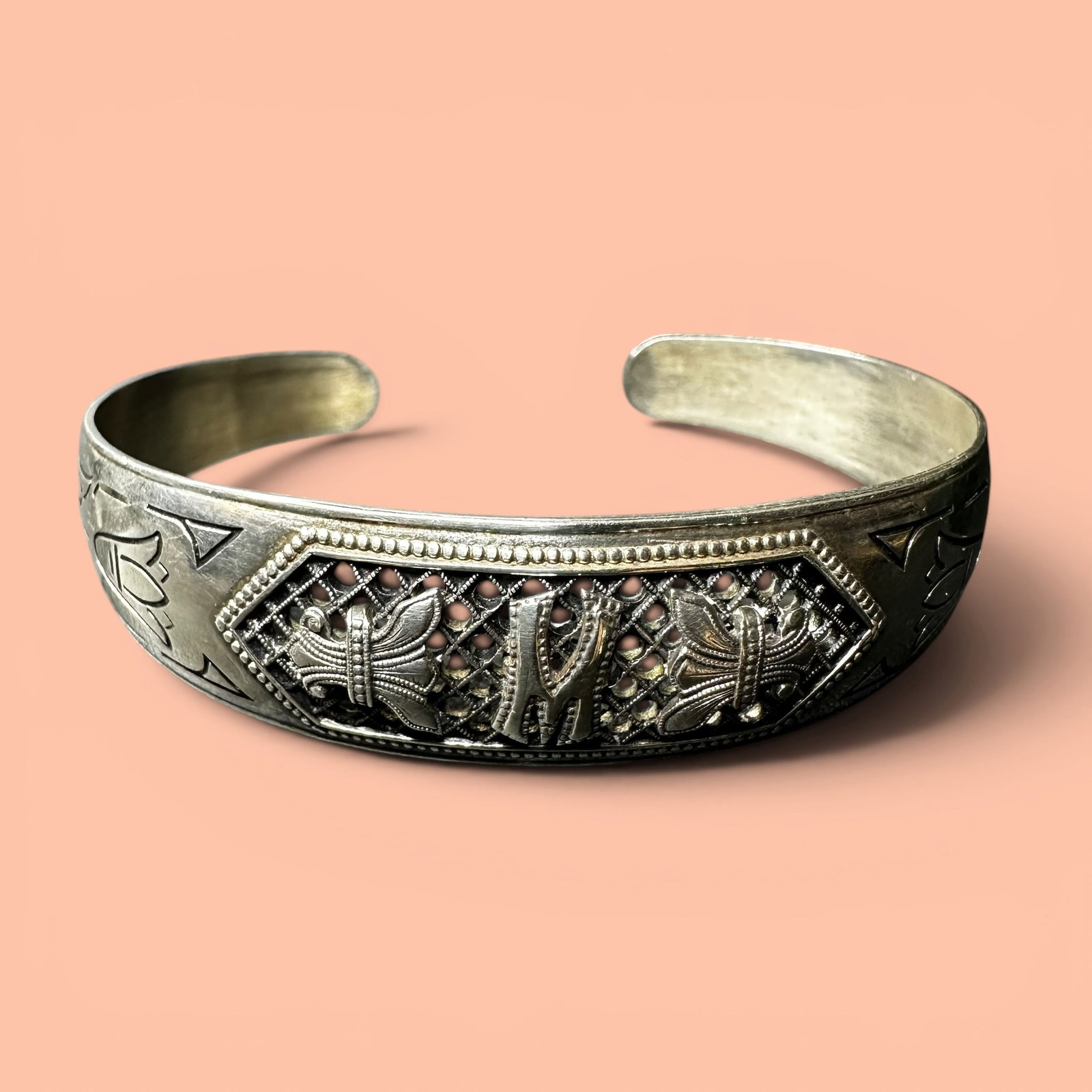 Sz7/14g Vintage Sterling Silver Stylize "M" Lattice Engraved Cuff Bracelet: Sz7/14g Vintage Sterling Silver Stylize "M" Lattice Engraved Cuff Bracelet:Brand/Model: No Hallmark.Manufacturer Location: Unmarked.Year Produced: Unknown.Condition: Good vintage condition with surfac