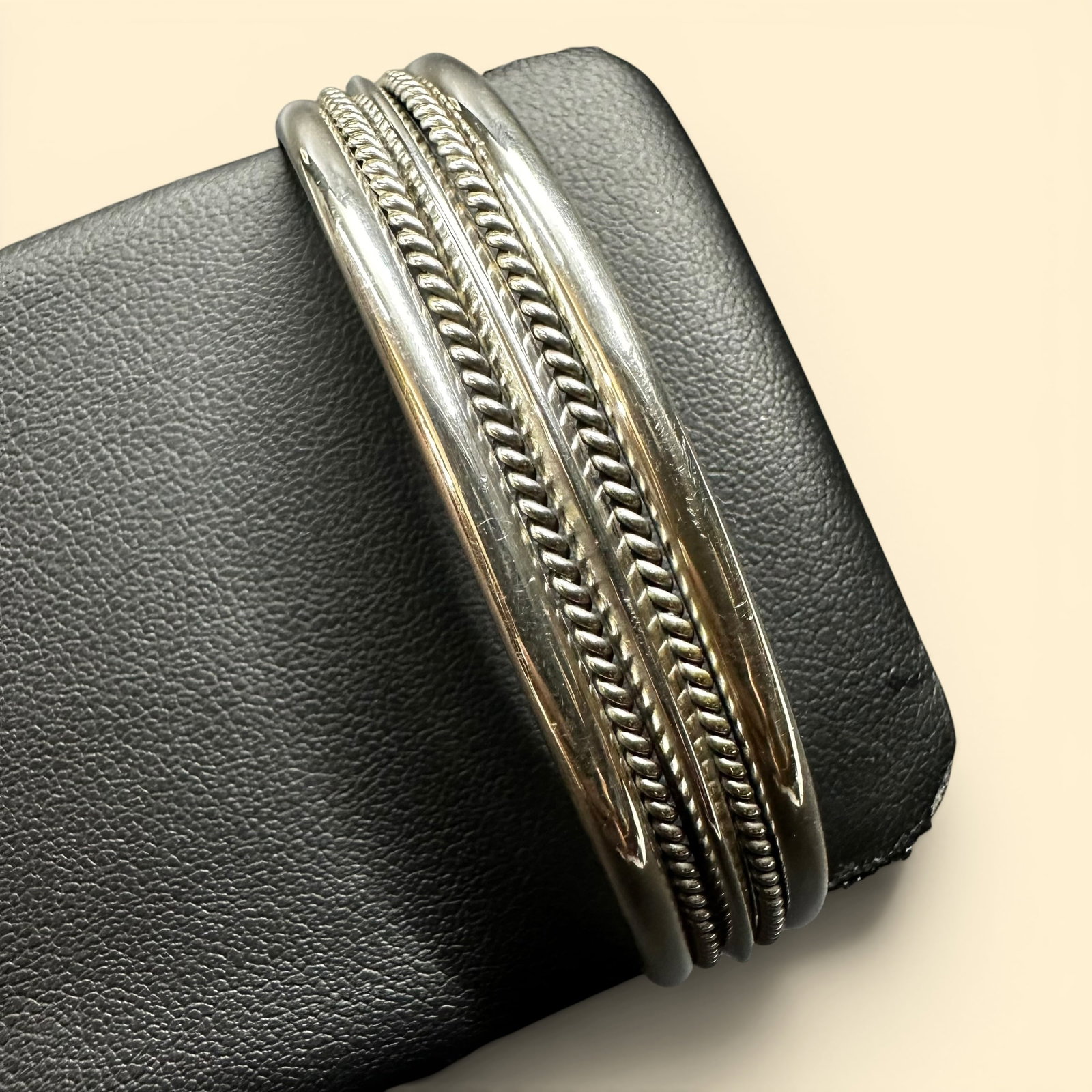 Sz6.5/21g Navajo Tahe Sterling Silver Twisted Rope Cuff: Sz6.5/21g Navajo Tahe Sterling Silver Twisted Rope Cuff:Brand/Model: No hallmark.Manufacturer Location: Southwestern United States.Year Produced: Mid-20th century.Condition: Good vintage condition wit