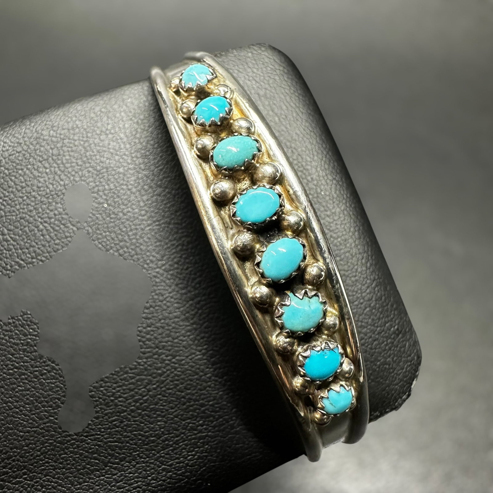 Sz6.5/10g Navajo Elton Cadman Sterling Silver Kingman Turquoise Cuff: Sz6.5/10g Navajo Elton Cadman Sterling Silver Kingman Turquoise Cuff:Brand/Model: Hallmarked; “EC.” Elton Cadman Navajo artisan.Manufacturer Location: Southwestern United States.Year Produced: