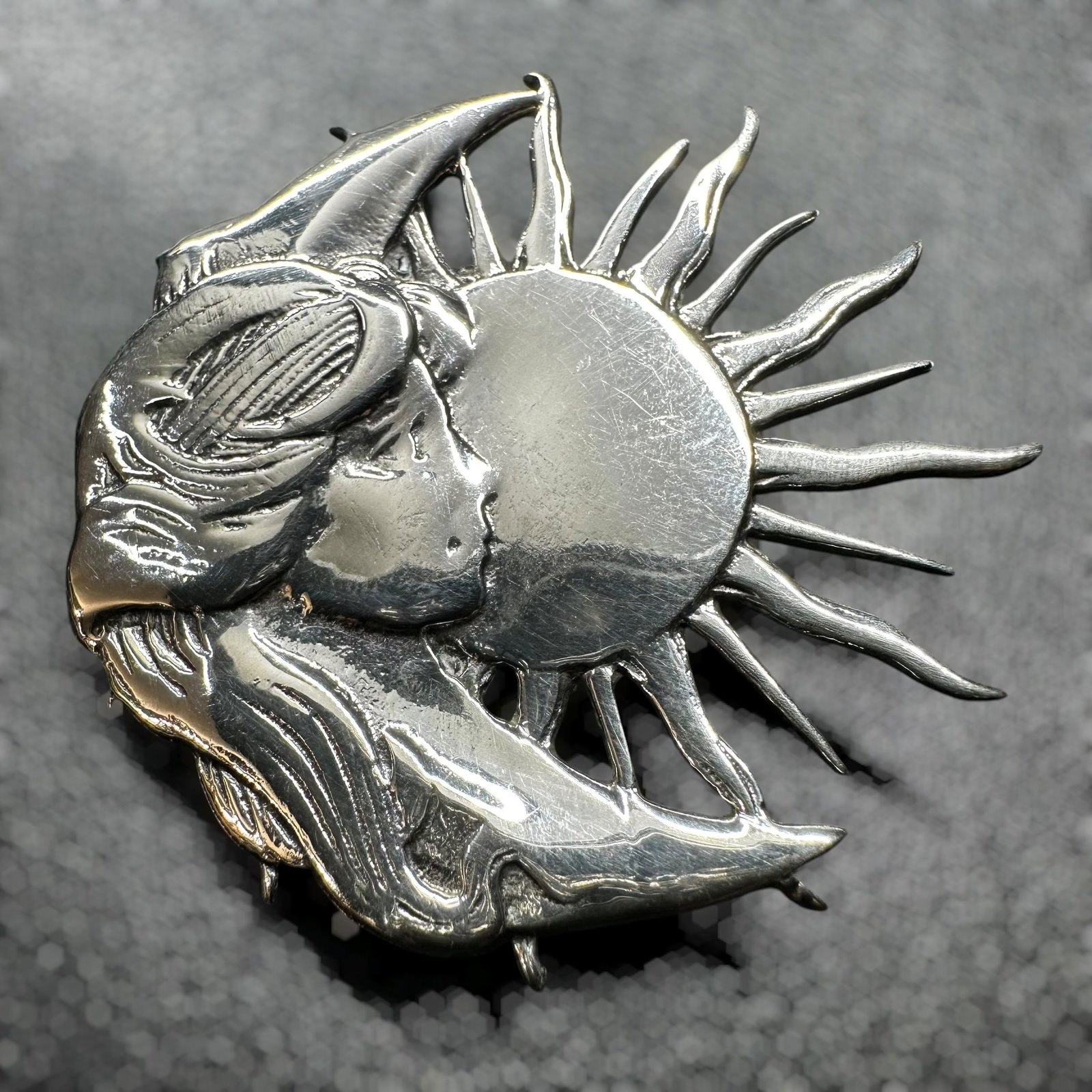 12g Vintage 925 Sterling Silver Sun & Moon Brooch: 12g Vintage 925 Sterling Silver Sun & Moon Brooch:Brand/Model: Hallmarked “YA.”Manufacturer Location: Unknown.Year Produced: Unknown.Condition: Good vintage condition with surface wear, light 