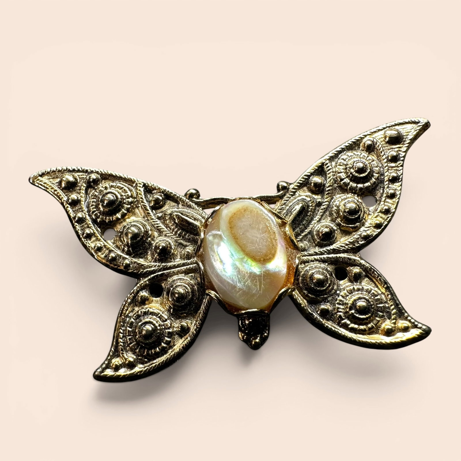 4g Vintage Gold Tone Abalone Butterfly Brooch: 4g Vintage Gold Tone Abalone Butterfly Brooch:Brand/Model: No hallmark.Manufacturer Location: Not marked.Year Produced: Unknown.Condition: Good vintage condition with surface wear, light scratches, an