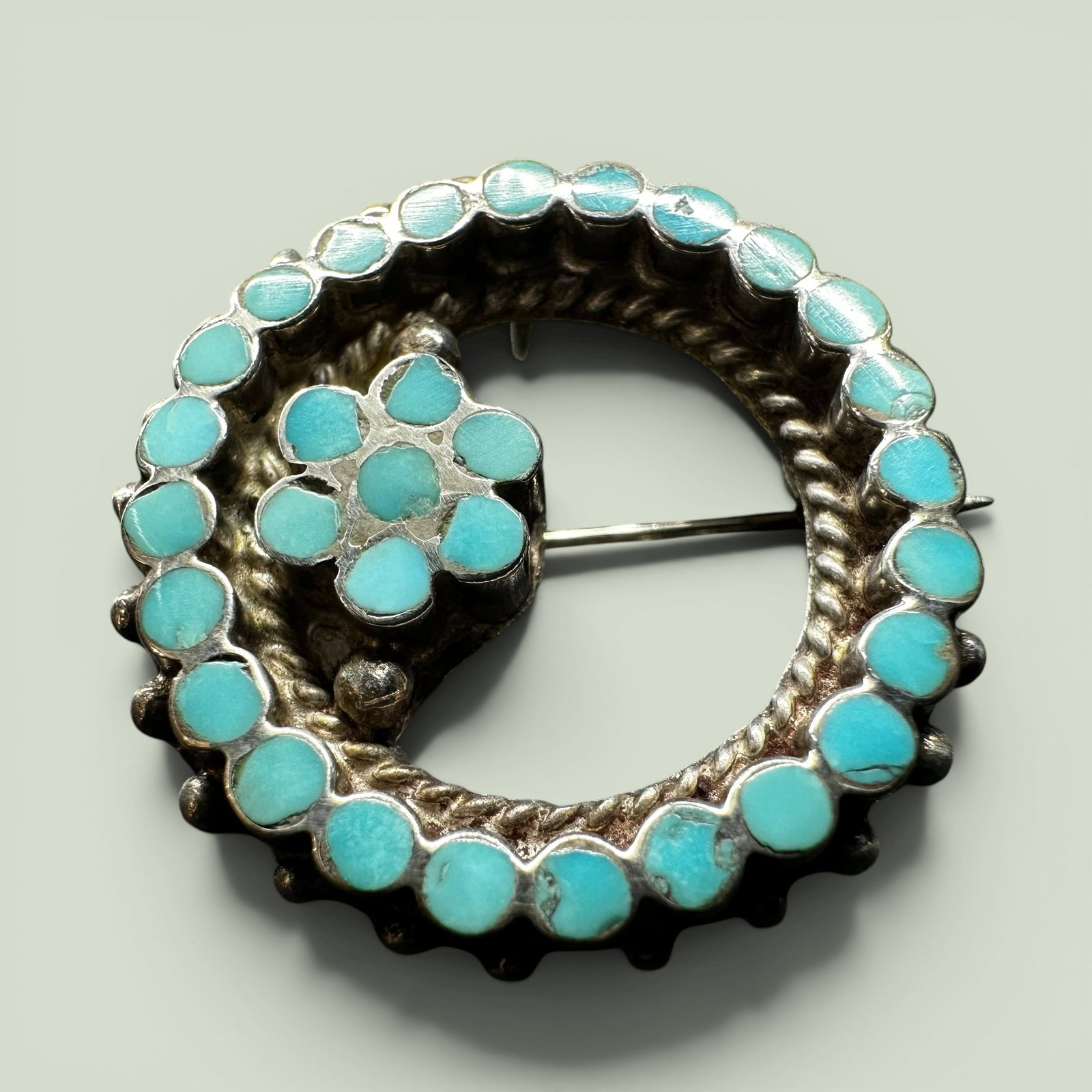 5g Native American Sterling Silver Petit Point Sleeping Beauty Turquoise Brooch: 5g Native American Sterling Silver Petit Point Sleeping Beauty Turquoise Brooch:Brand/Model: No hallmark.Manufacturer Location: Southwestern United States.Year Produced: Unknown.Condition: Good vintag