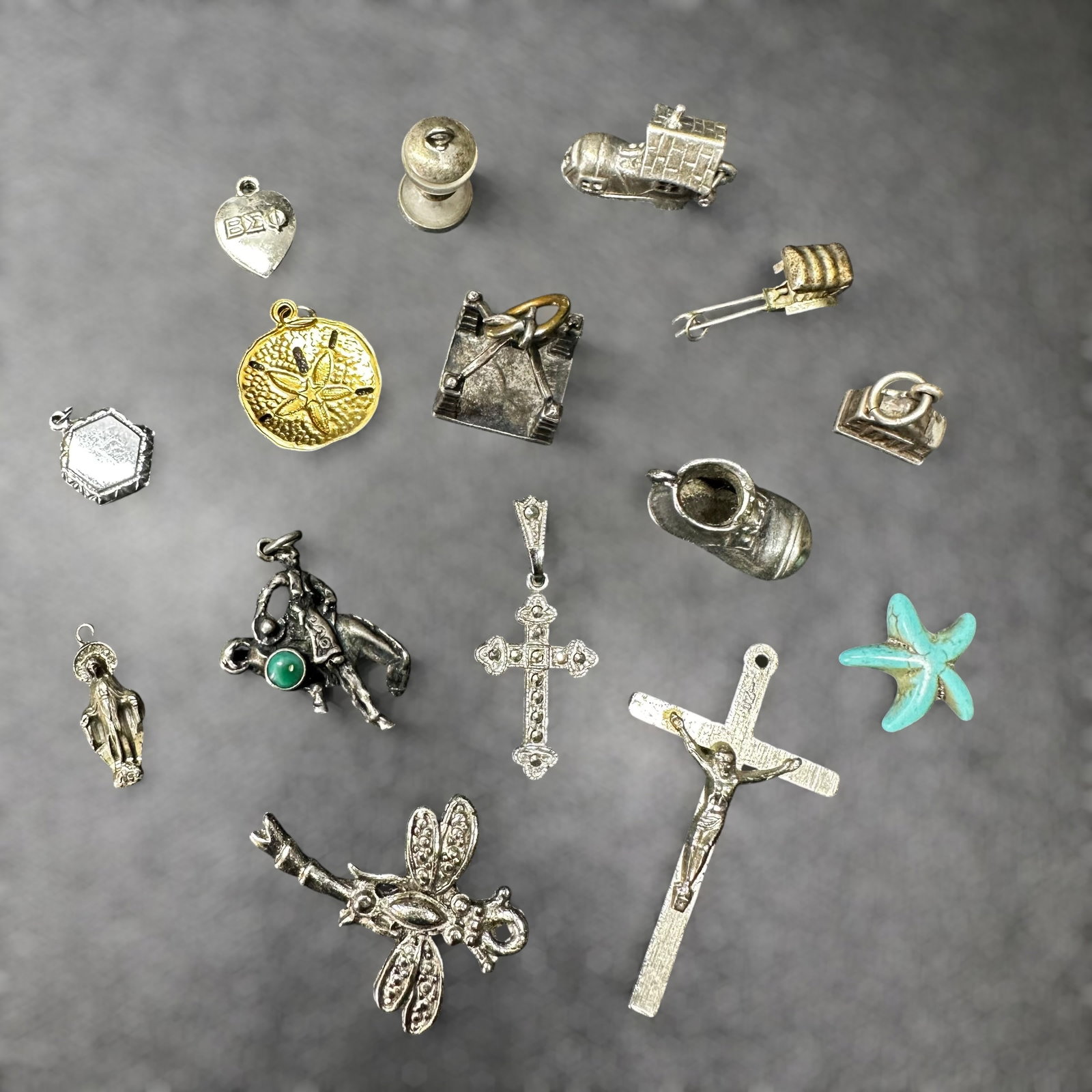 26g Vintage Sterling Silver Religious & Charm Pendant Mixed Lot: 26g Vintage Sterling Silver Religious & Charm Pendant Mixed Lot:Brand/Model: No hallmark; smaller crucifix marked “STER”; larger crucifix marked “ITALY”; mixed religious and novelty ch