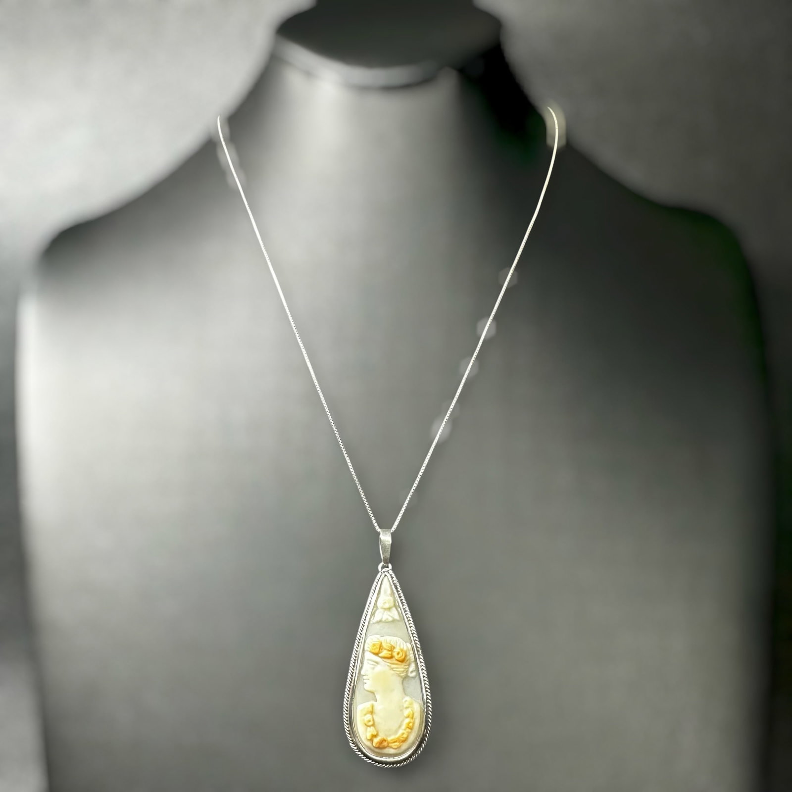 17”/11g Vintage Sterling Silver Blister Pearl Cameo Pendant Necklace: 17”/11g Vintage Sterling Silver Blister Pearl Cameo Pendant Necklace:Brand/Model: No hallmark.Manufacturer Location: Unmarked.Year Produced: Unknown; likely late 20th century.Condition: Good vin