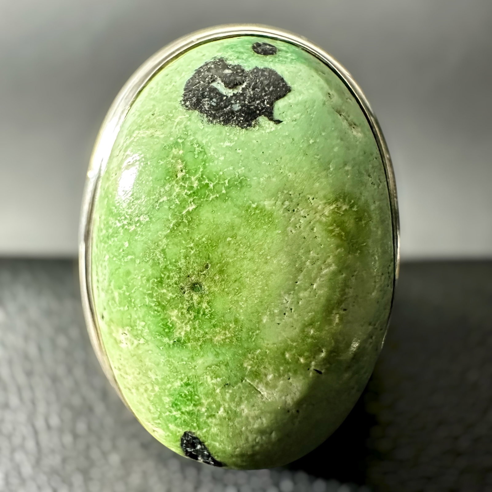 Sz7/8g Sterling Silver Gaspeite Stone Ring: Sz7/8g Sterling Silver Gaspeite Stone RingBrand/Model: No hallmark.Manufacturer Location: Unmarked.Year Produced: Unknown.Condition: Good vintage condition with surface wear, patina, and natural inclu