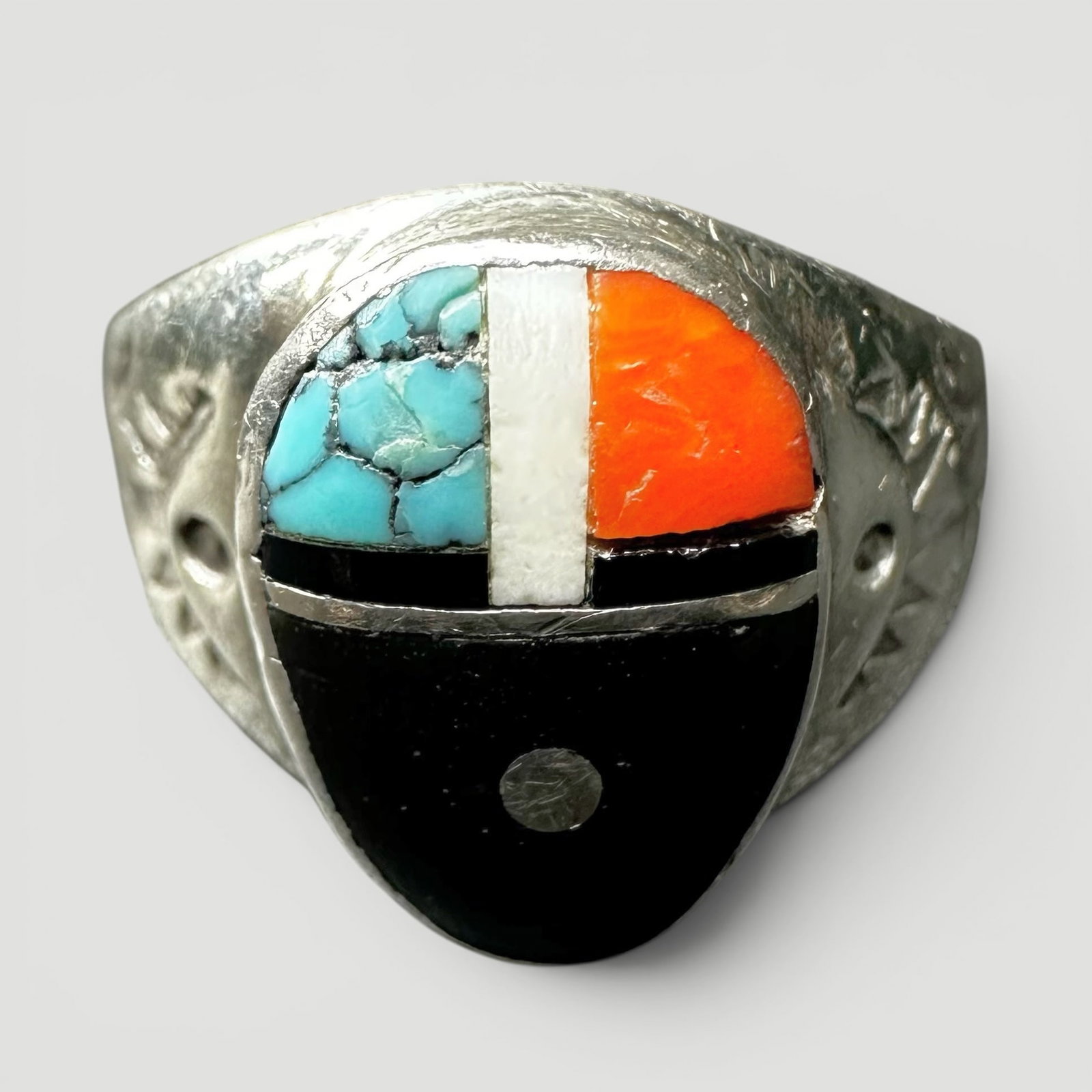 Sz8.25/6g Native American Sterling Silver Multi-Stone Inlay Ring: Sz8.25/6g Native American Sterling Silver Multi-Stone Inlay RingBrand/Model: Hallmarked “Sterling.” Unidentified Native American artisan.Manufacturer Location: Southwestern United States.Year 