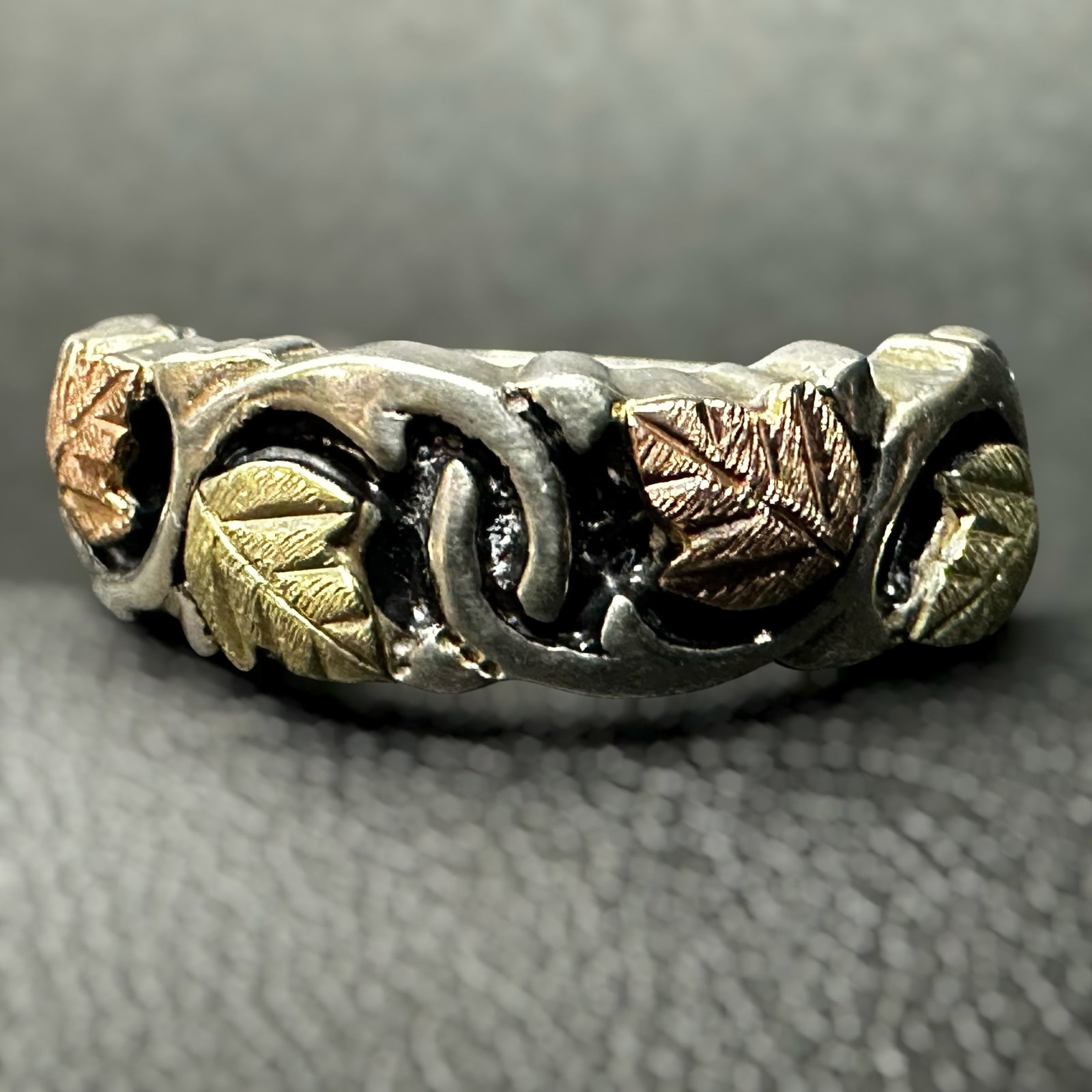 Sz8.75/4g Black Hills Sterling Silver Leaf Ring: Sz8.75/4g Black Hills Sterling Silver Leaf RingBrand/Model: Hallmarked “925.”Manufacturer Location: Black Hills, South Dakota, USA.Year Produced: Unknown.Condition: Good vintage condition with