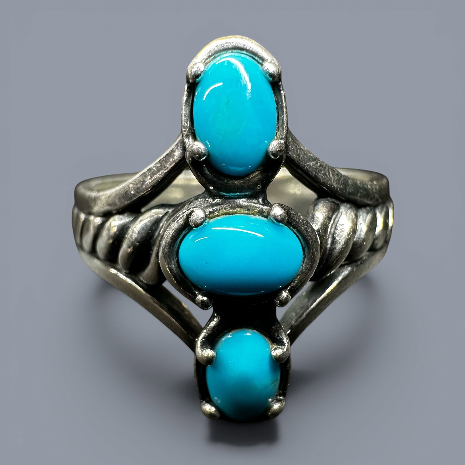 Sz10/6g Sterling Silver Kingman Turquoise Ring: Sz10/6g Sterling Silver Kingman Turquoise Ring:Brand/Model: No hallmark.Manufacturer Location: Unmarked.Year Produced: Unknown.Condition: Good vintage condition with light surface wear and tarnish app