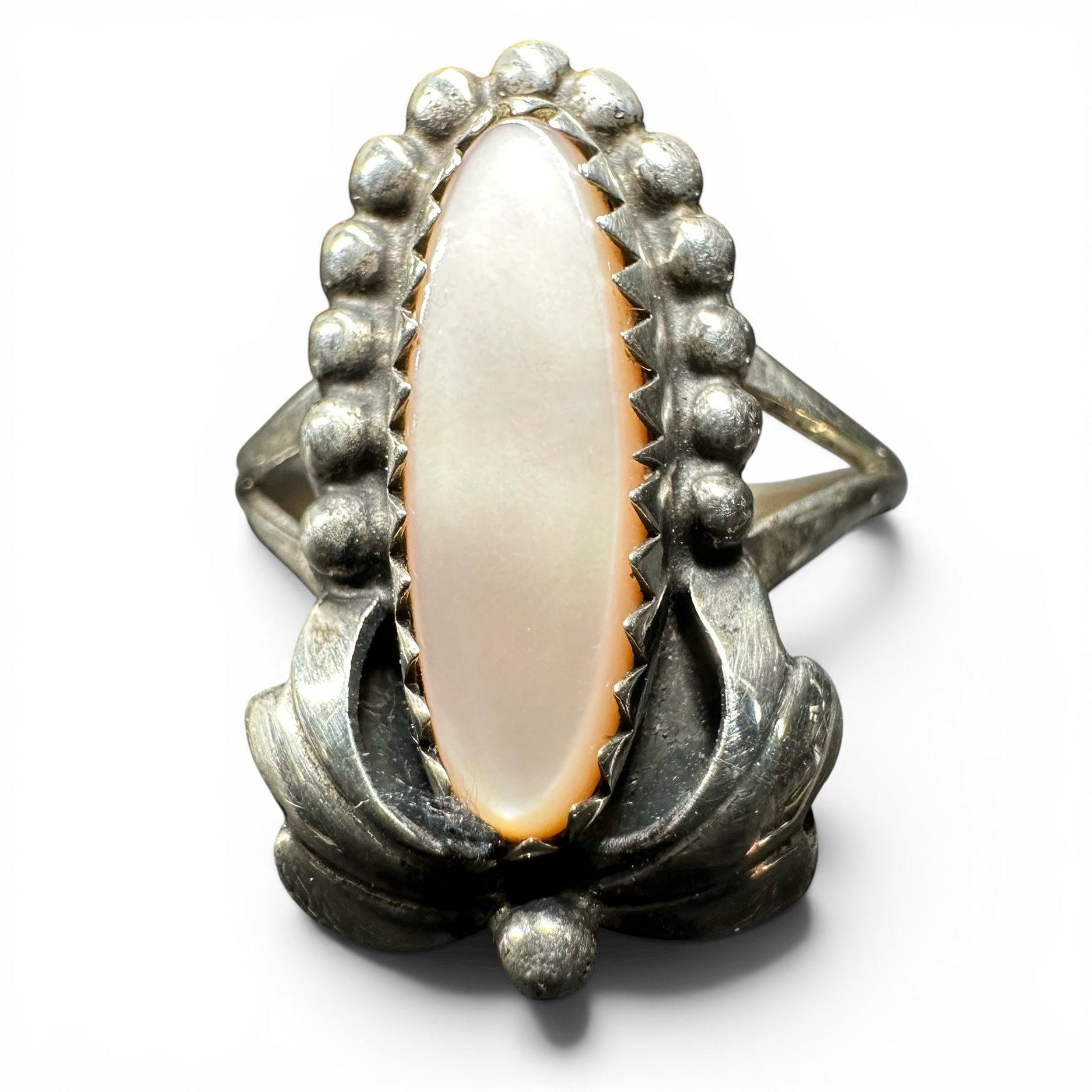 Sz7.25/3g Native American Sterling Silver Mother of Pearl Ring: Sz7.25/3g Native American Sterling Silver Mother of Pearl Ring:Brand/Model: No hallmark.Manufacturer Location: Unknown.Year Produced: Unknown.Condition: Good condition with light surface wear and pati