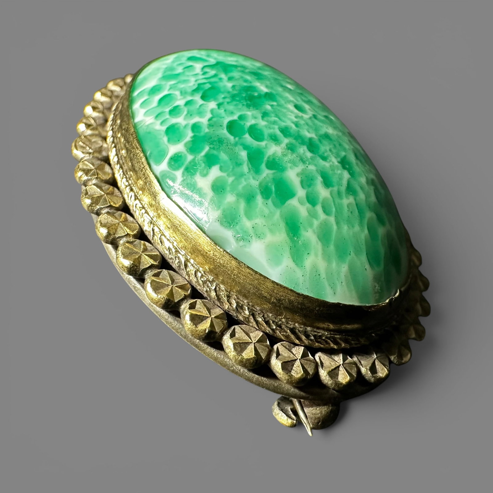 12g Vintage Czech Gold Tone Speckled Green & White Art Glass Brooch: 12g Vintage Czech Gold Tone Speckled Green & White Art Glass Brooch:Brand/Model: No hallmark.Manufacturer Location: Unknown.Year Produced: Unknown.Condition: Good vintage condition with surface wear, 