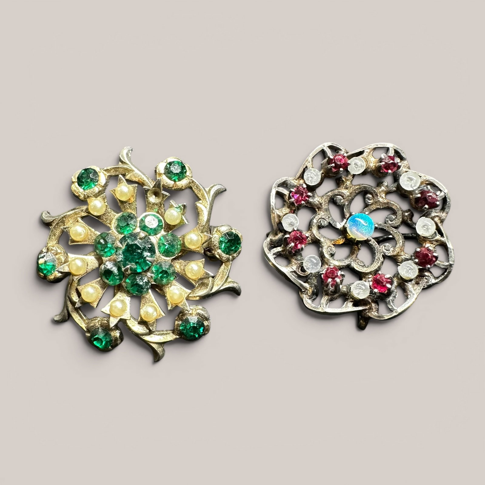9g Vintage Gold Tone Green Rhinestone & Opal Red Glass Brooch Lot: 9g Vintage Gold Tone Green Rhinestone & Opal Red Glass Brooch LotBrand/Model: No hallmark.Manufacturer Location: Unknown.Year Produced: Unknown; likely mid 20th century.Condition: Good vintage conditi