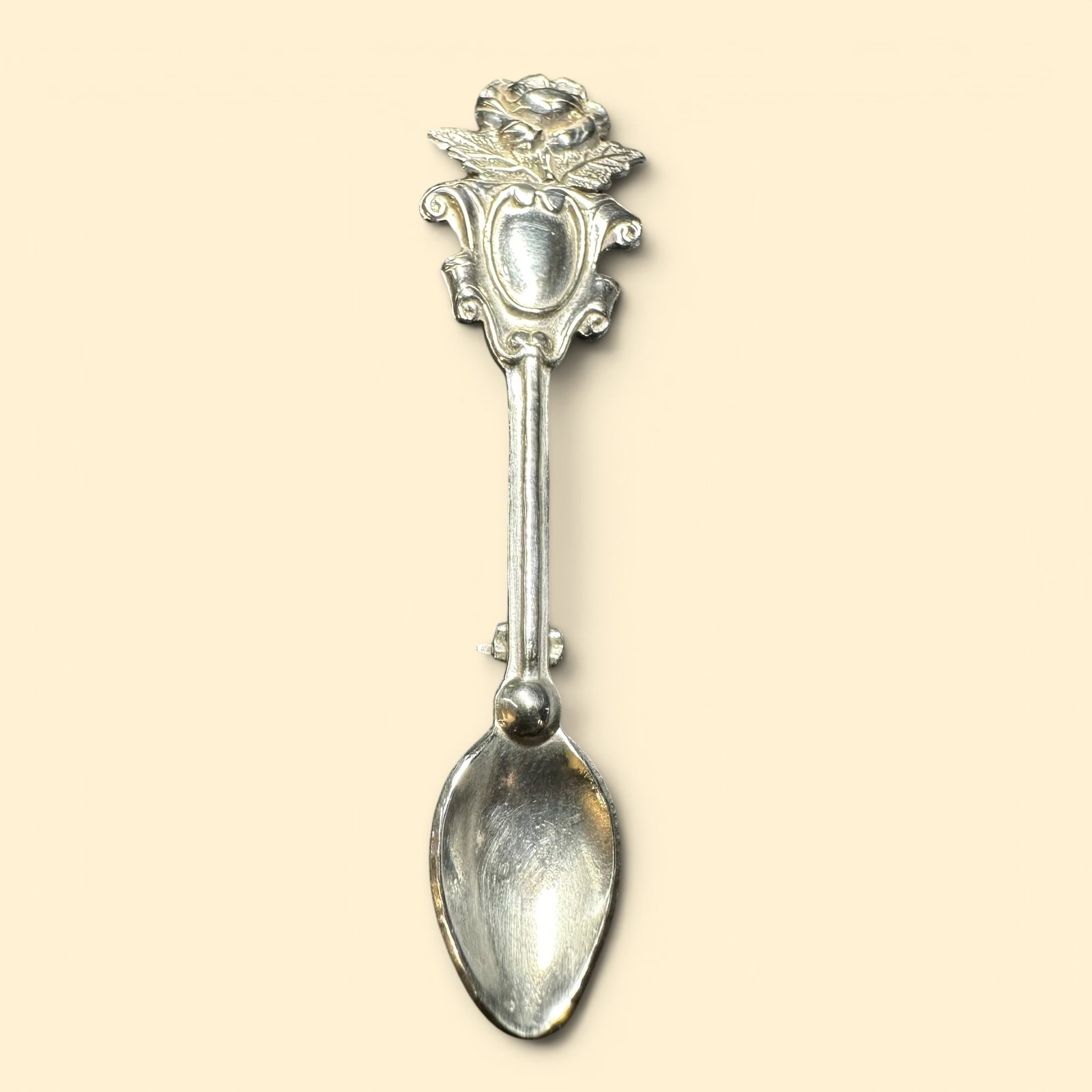 5g Vintage Sterling Silver Rose Miniature Spoon Brooch: 5g Vintage Sterling Silver Rose Miniature Spoon Brooch:Brand/Model: Hallmarked “STERLING.” No maker’s mark.Manufacturer Location: Unknown.Year Produced: 1930s to the 1950s.Condition: Overall