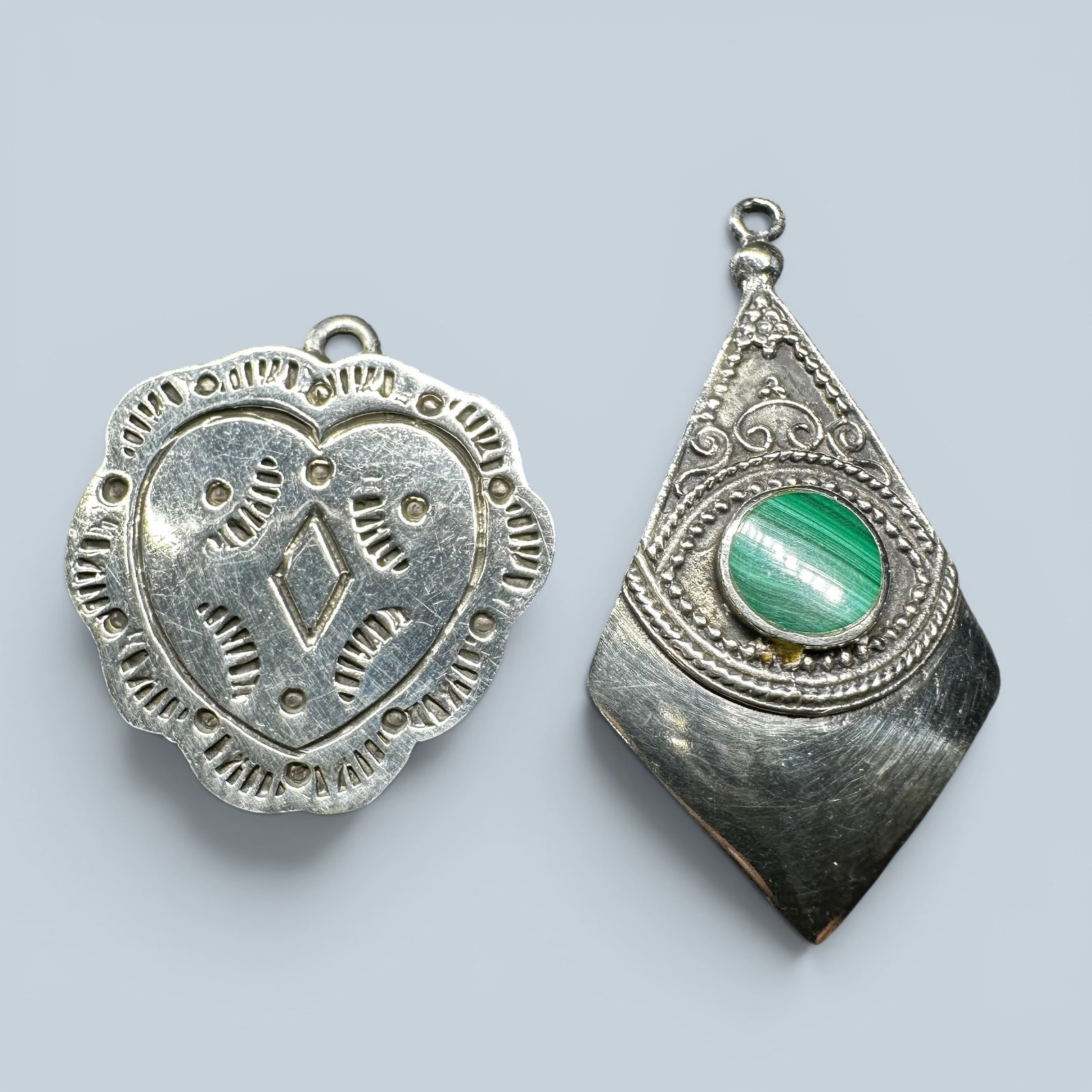 5g Mexico Stamped 925 Sterling Silver Heart & Sterling Silver Malachite Pendant Lot:: 5g Mexico Stamped 925 Sterling Silver Heart & Sterling Silver Malachite Pendant Lot:Brand/Model: Stamped heart-shaped pendant marked “MEXICO 925.” Malachite cabochon pendant marked “925.&rdq