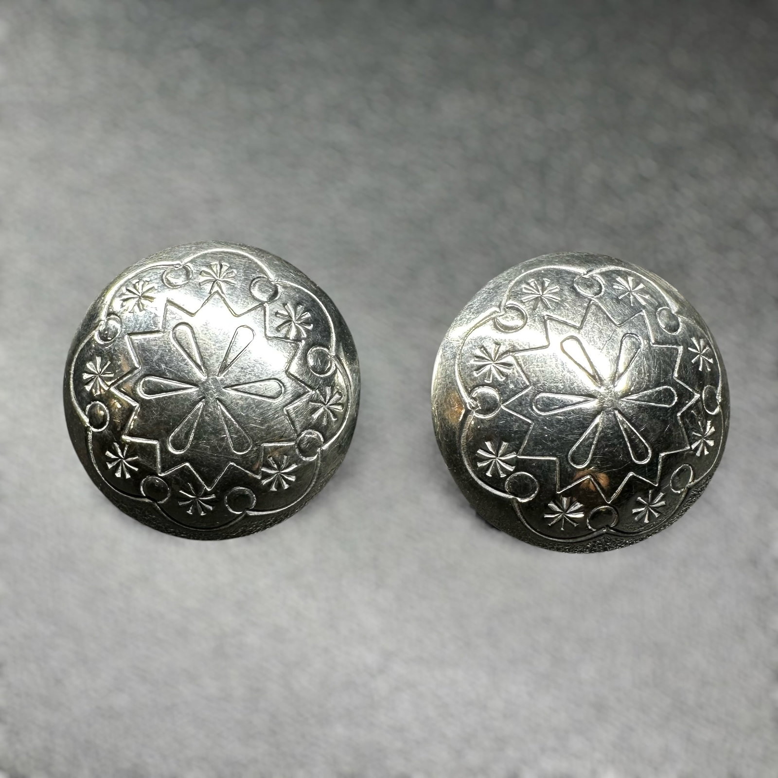 8g Native American Stamped Sterling Silver Concho Style Earrings (1 of 7)