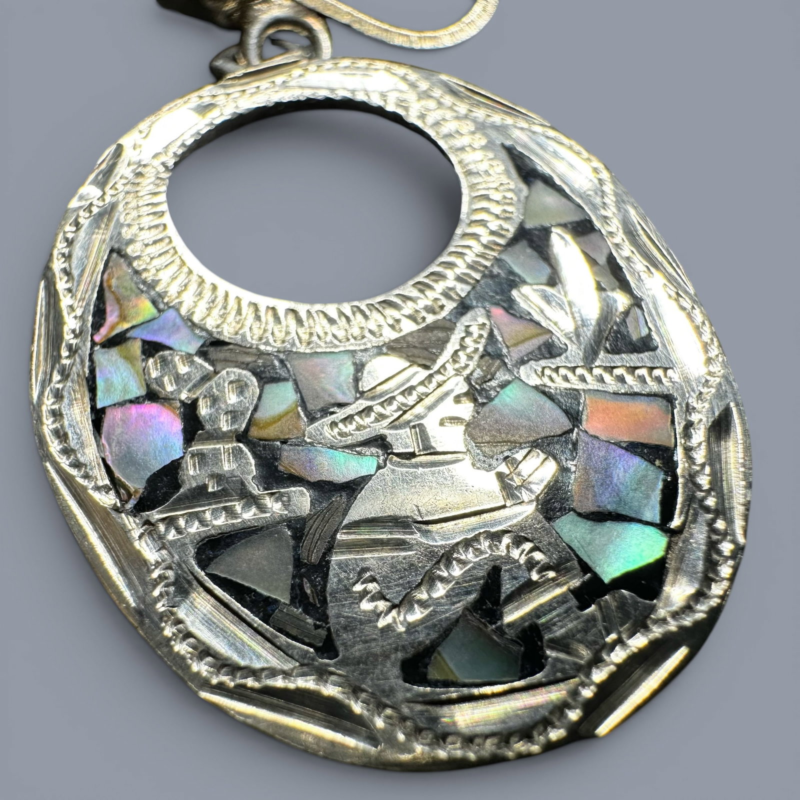 8g 925 Taxco Mexico 925 Sterling Silver Engraved Figural Motif Abalone Chip Screw Back Earrings: 8g 925 Taxco Mexico 925 Sterling Silver Engraved Figural Motif Abalone Chip Screw Back Earrings:Brand/Model: Marked “925 GUADO FP.”Manufacturer Location: Taxco, Mexico.Year Produced: Unknown; 