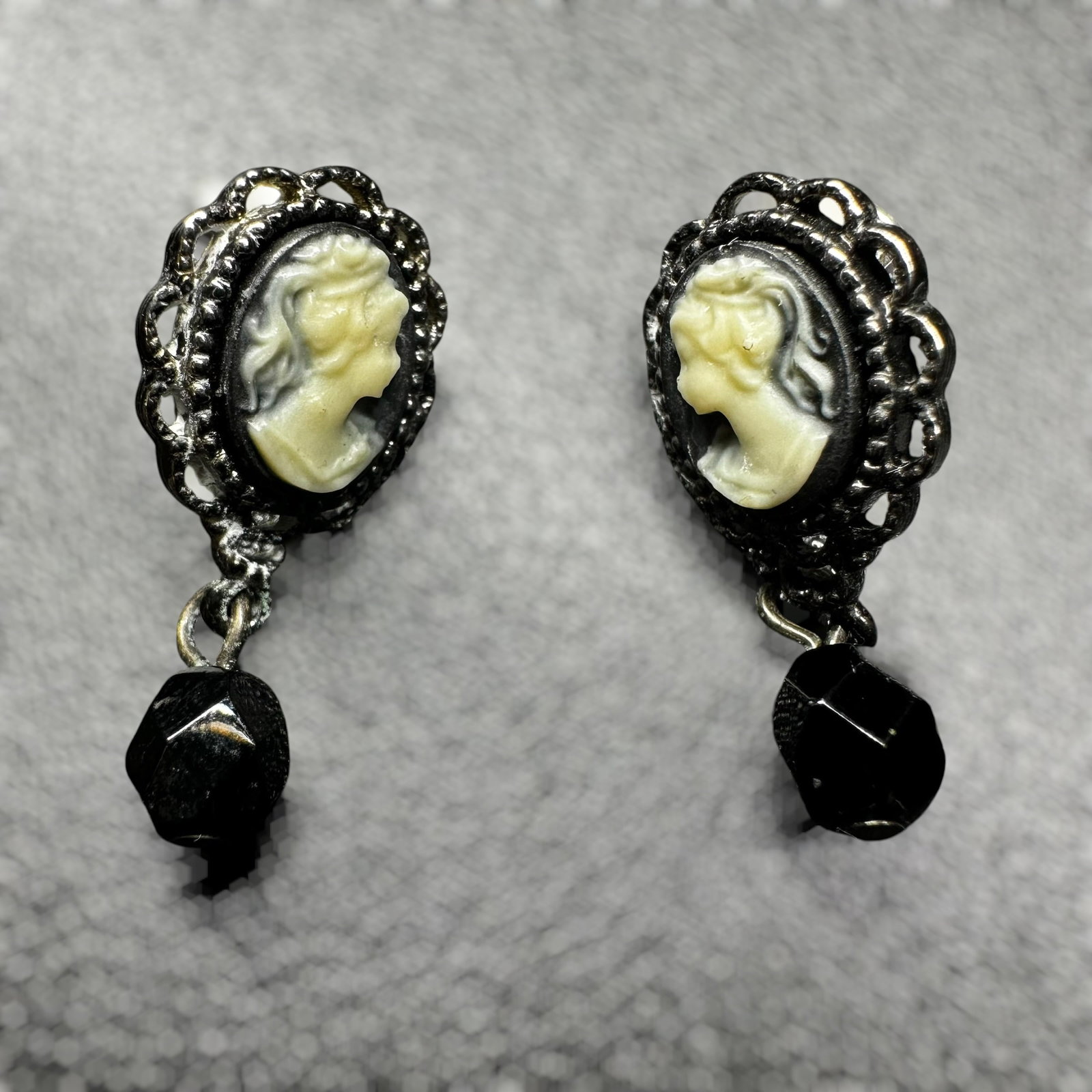 4g Vintage Brass Tone Cameo & Faceted Black Glass Bead Drop Earrings: 4g Vintage Brass Tone Cameo & Faceted Black Glass Bead Drop Earrings:Brand/Model: No hallmark.Manufacturer Location: Unmarked.Year Produced: Unknown; likely late 20th century.Condition: Good vintage c
