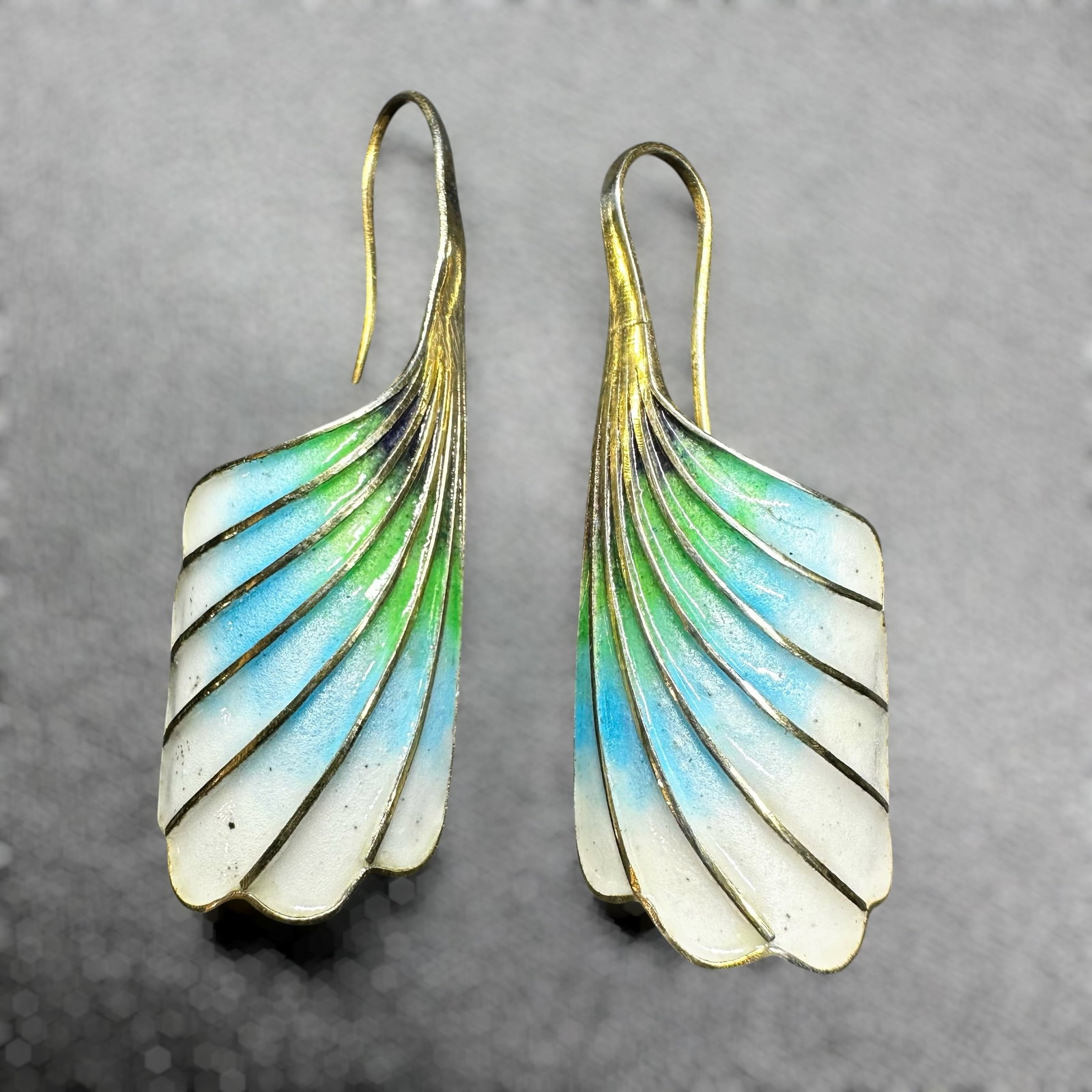 8g 925 Sterling Silver Cloisonné Enamel Wing Dangle Earrings: 8g 925 Sterling Silver Cloisonné Enamel Wing Dangle Earrings:Brand/Model: No hallmark.Manufacturer Location: Not marked.Year Produced: Unknown.Condition: Good vintage condition with light surface wea