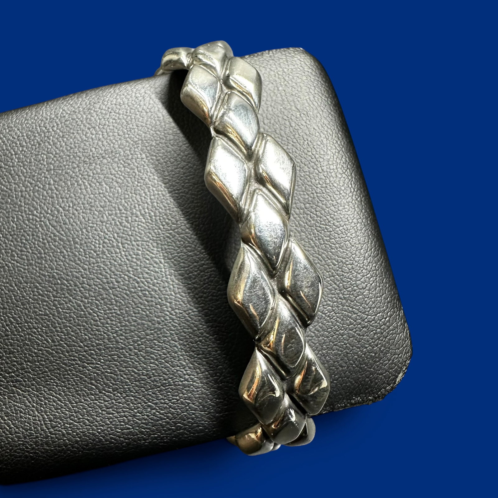 7”/22g Vintage 925 Sterling Silver Diamond Pattern Cuff: 7”/22g Vintage 925 Sterling Silver Diamond Pattern Cuff:Brand/Model: No hallmark.Manufacturer Location: Unmarked.Year Produced: 1970s.Condition: Good vintage condition with light surface wear an