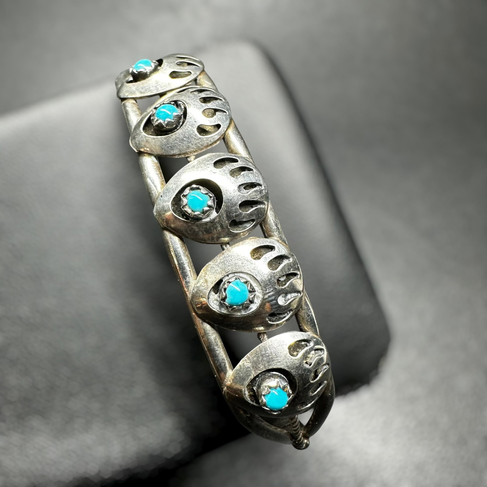6.5”/9g Sterling Silver Kingman Turquoise Bear Paw Cuff: 6.5”/9g Sterling Silver Kingman Turquoise Bear Paw Cuff:Brand/Model: No hallmark.Manufacturer Location: Unmarked.Year Produced: Unknown.Condition: Good condition with surface wear, patina, and p