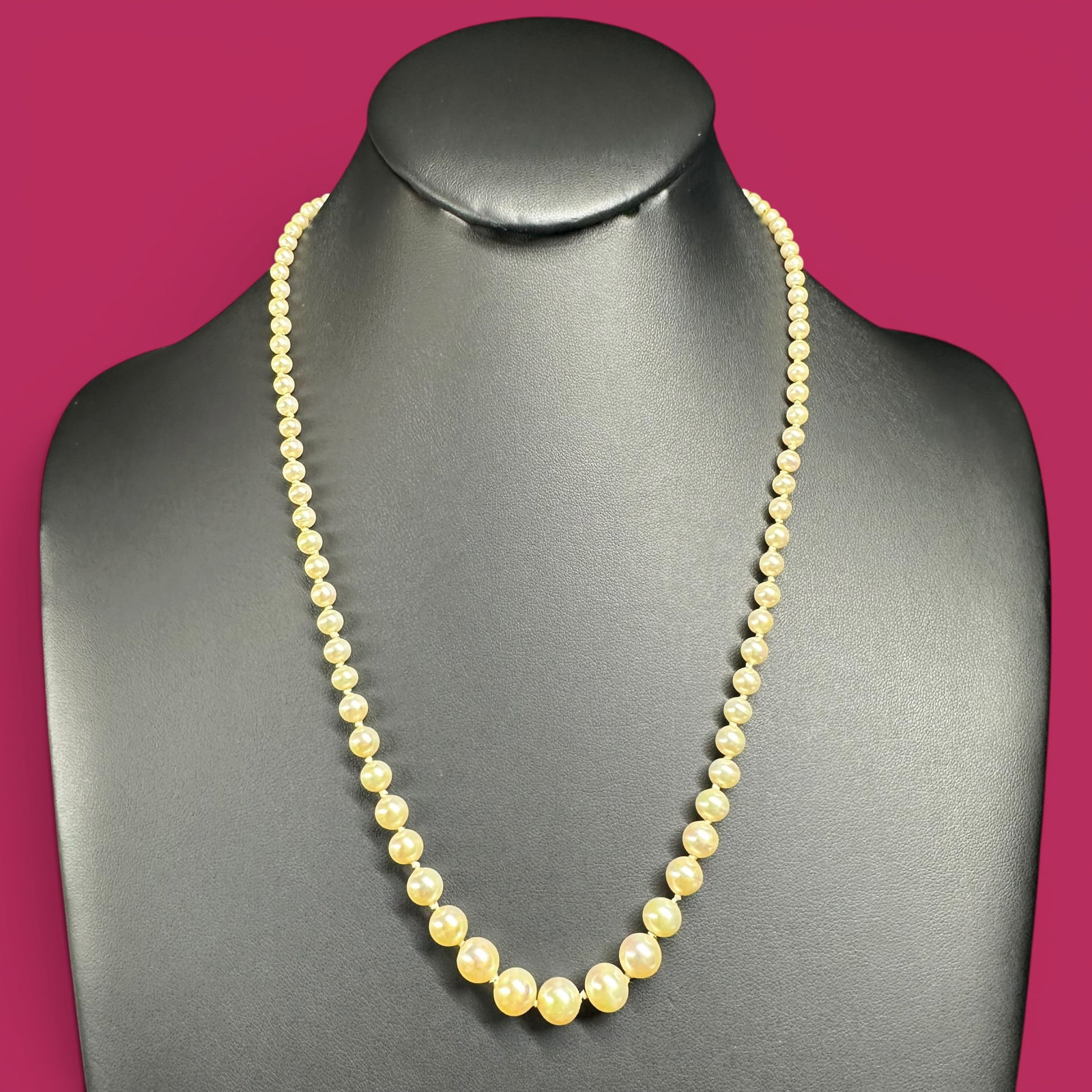 18”/15g Vintage Faux Pearl Beaded Necklace: 18”/15g Vintage Faux Pearl Beaded Necklace:Brand/Model: No hallmark.Manufacturer Location: Unknown.Year Produced: Vintage.Condition: Good vintage condition with light surface wear and patina to 