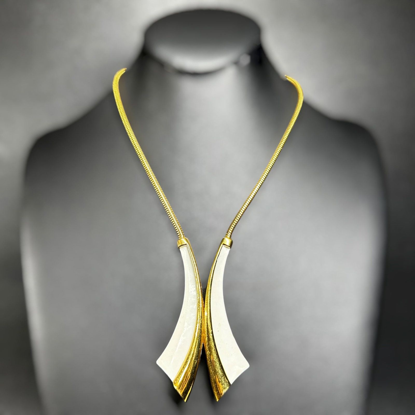 16”/45g Trifari Gold Tone Enamel Pendant Necklace (1 of 10)