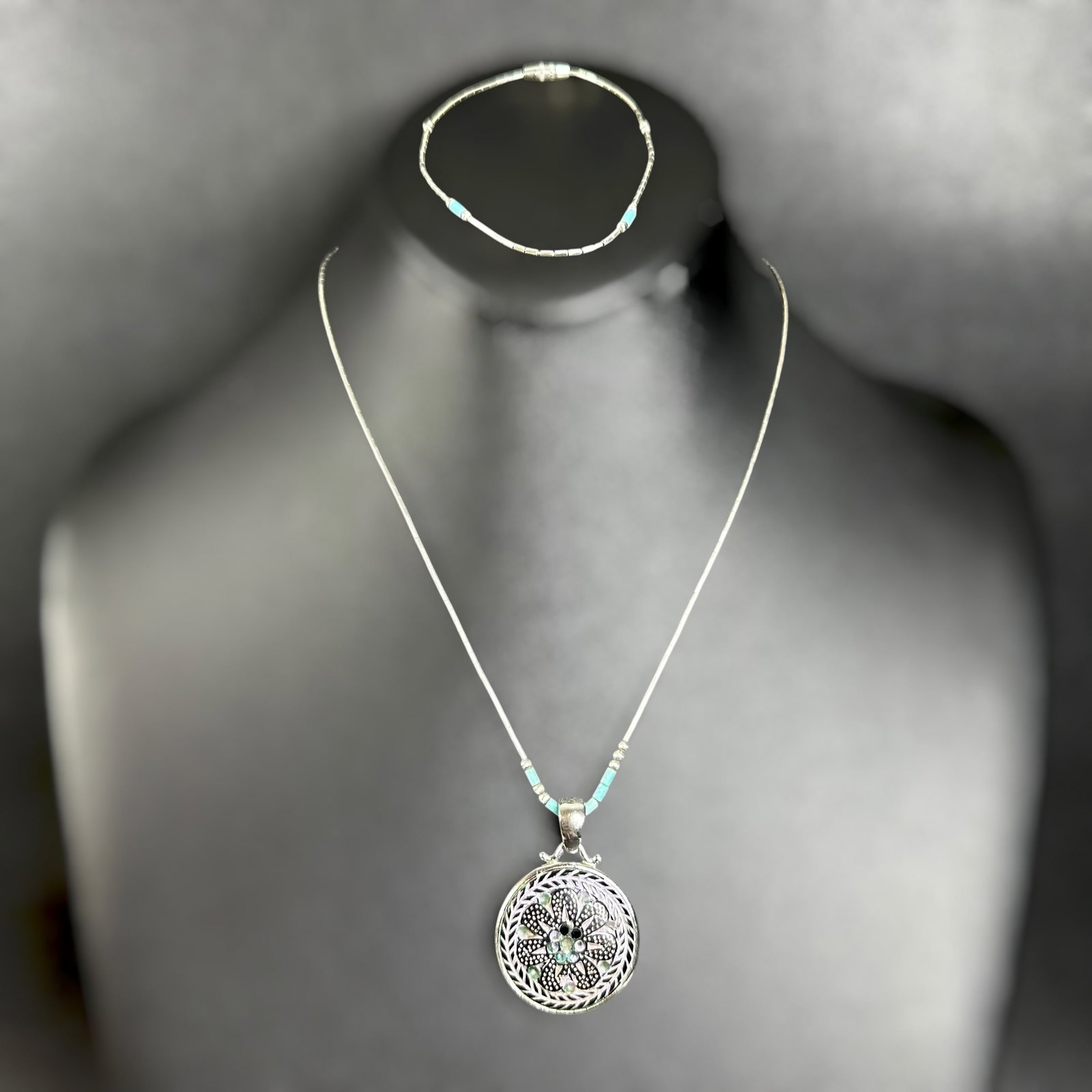 16”/7"/12g Liquid Sterling Silver Carved Flower Soapstone Pendant Necklace Set: 16”/7"/12g Liquid Sterling Silver Carved Flower Soapstone Pendant Necklace Set:Brand/Model: No hallmark.Manufacturer Location: Unknown.Year Produced: Vintage.Condition: Good vintage condition wi