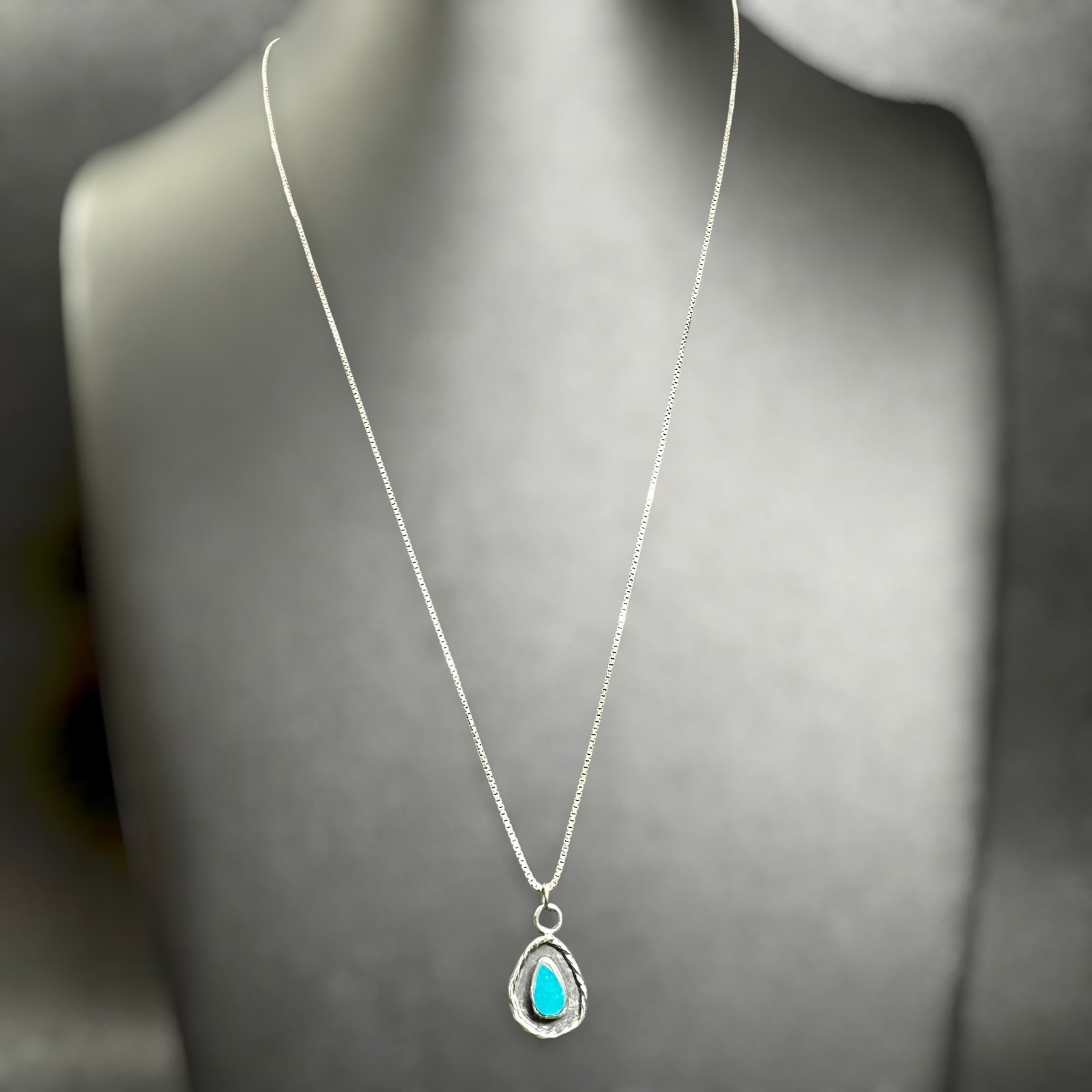 22”/4g Native American 925 Sterling Silver Kingman Turquoise Shadowbox Pendant Necklace: 22”/4g 925 Sterling Silver Kingman Turquoise Shadowbox Pendant Necklace:Brand/Model: No hallmark. Manufacturer Location: Unknown.Year Produced: Unknown.Condition: Good condition with light surfa