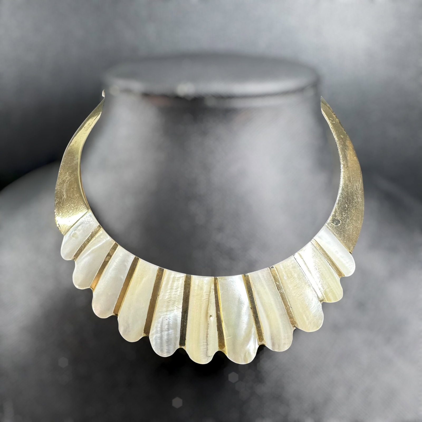 55g Vintage Brass Mother Of Pearl Inlay Collar Statement Necklace: 55g Vintage Brass Mother Of Pearl Inlay Collar Statement Necklace:Brand/Model: No hallmark.Manufacturer Location: Not marked.Year Produced: Unknown.Condition: Good vintage condition with surface wear,