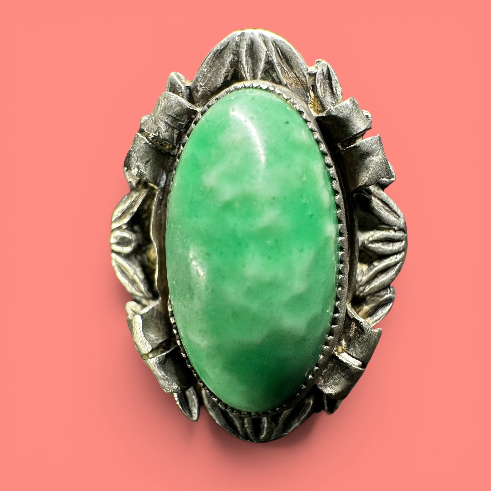 Sz5.25/9g Vintage Floral Repoussé Sterling Silver Speckled Green Art Glass Ring: Sz5.25/9g Vintage Floral Repoussé Sterling Silver Speckled Green Art Glass Ring:Brand/Model: No hallmark.Manufacturer Location: Unmarked.Year Produced: Unknown.Condition: Good vintage condition with 