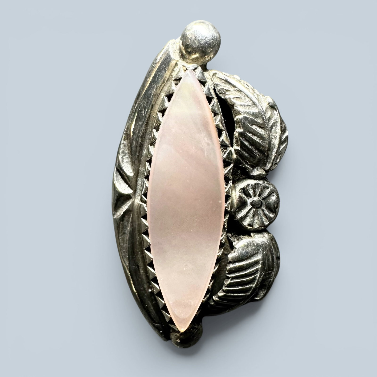 Sz4.5/4g Native American Sterling Silver Mother of Pearl Ring: Sz4.5/4g Native American Sterling Silver Mother of Pearl Ring:Brand/Model: Hallmarked “STERLING.” Native American artisan.Manufacturer Location: Southwestern United States.Year Produced: Vinta