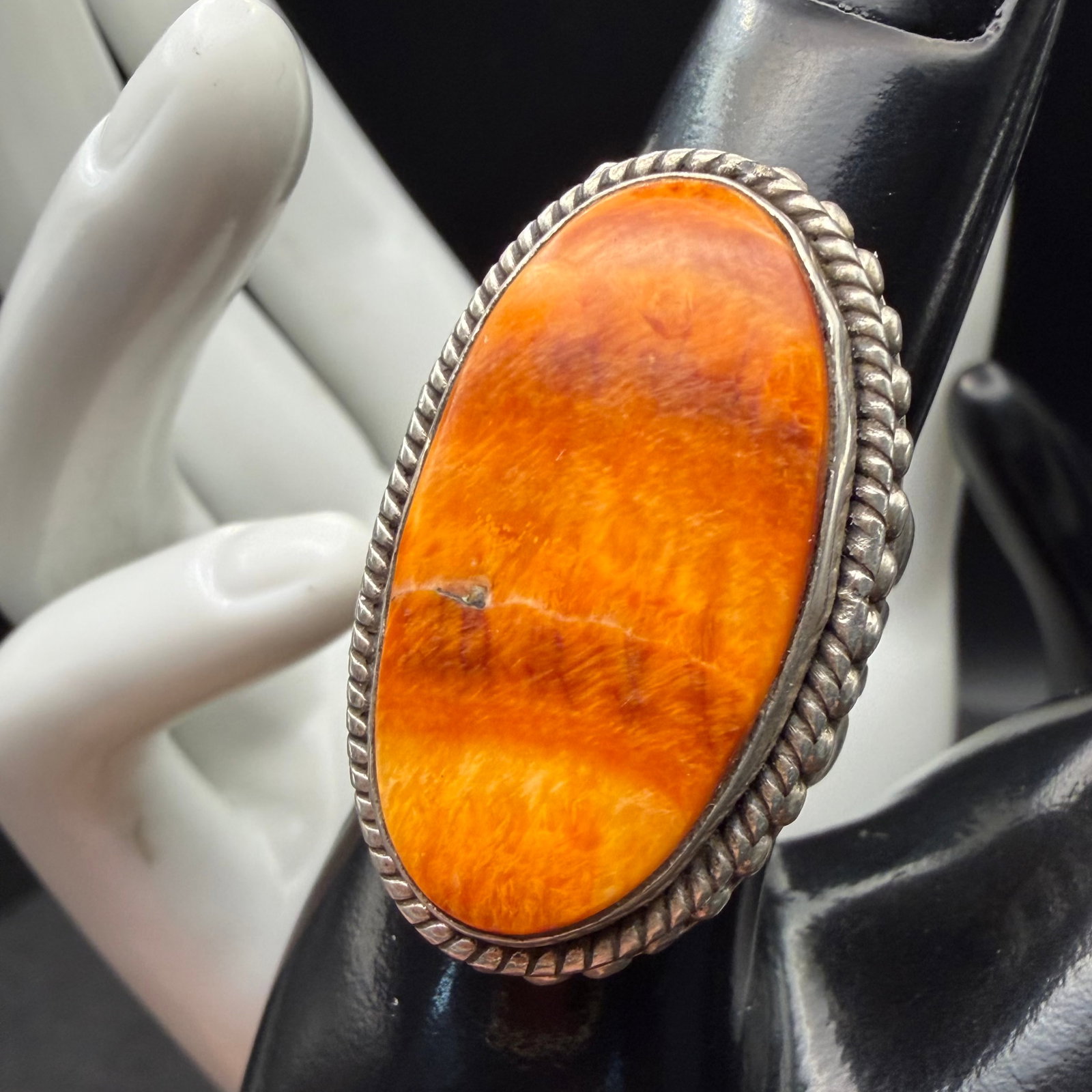 Vintage Native American Sterling Silver Red Spiny Oyster Dan Dodson Ring Sz 8 Flex 20.68g 925: Maker: Dan Dodson. / Material: Sterling Silver. / Stone: Red Spiny Oyster Shell. / Size: 8, with flex to be larger as one side of band is intentionally not affixed to the body. Face measures 1 1/4&rdq