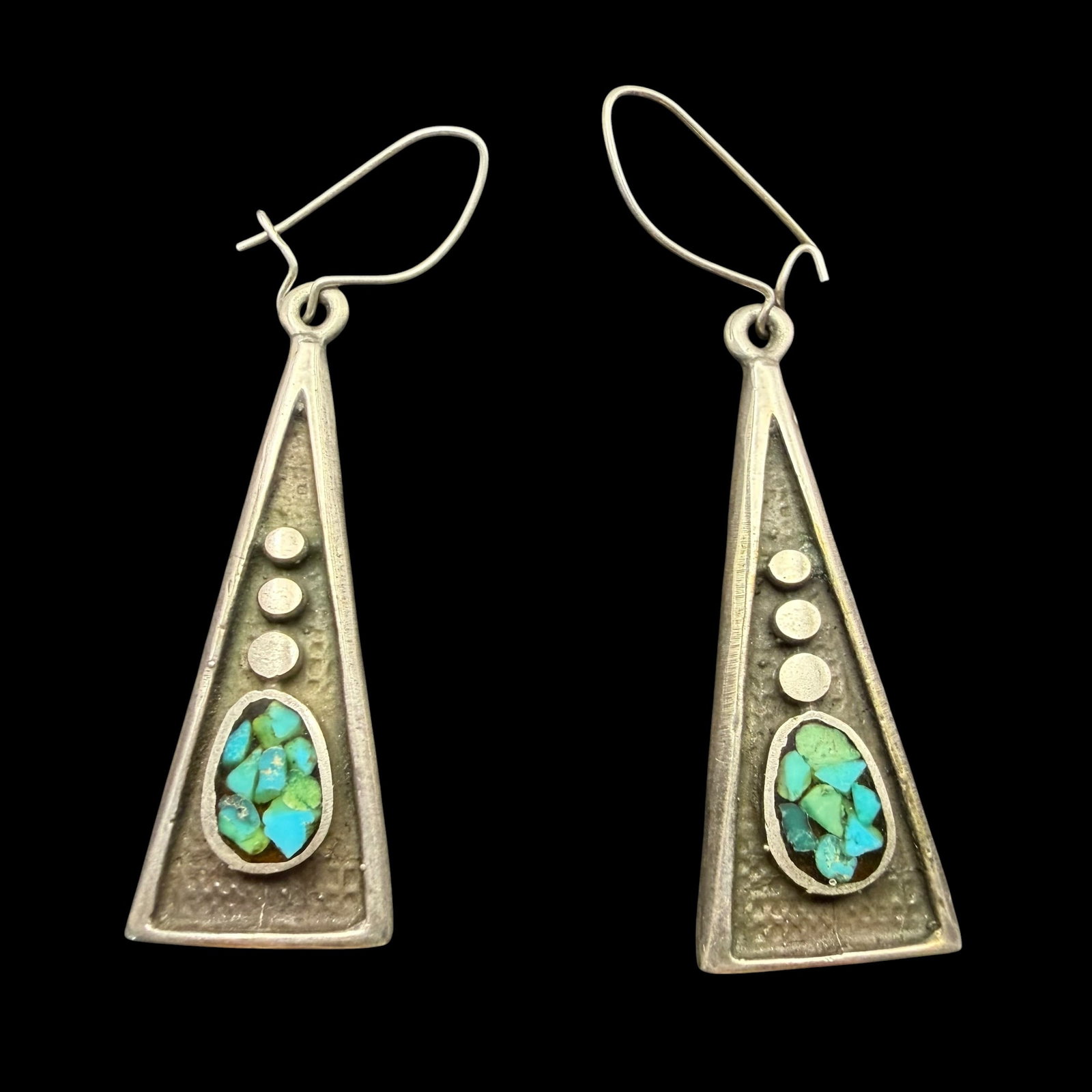 Vintage Sterling Silver Turquoise Native American Old Pawn Earrings 1 3/8” 5.51g 925: Maker: Unmarked, likely Old Pawn. / Material: Sterling Silver. / Stone: Turquoise chips. / Size: 1 3/8” x 1/2”. / Weight: 5.51 grams. / Condition: Excellent, ready to wear and enjoy. / Sol