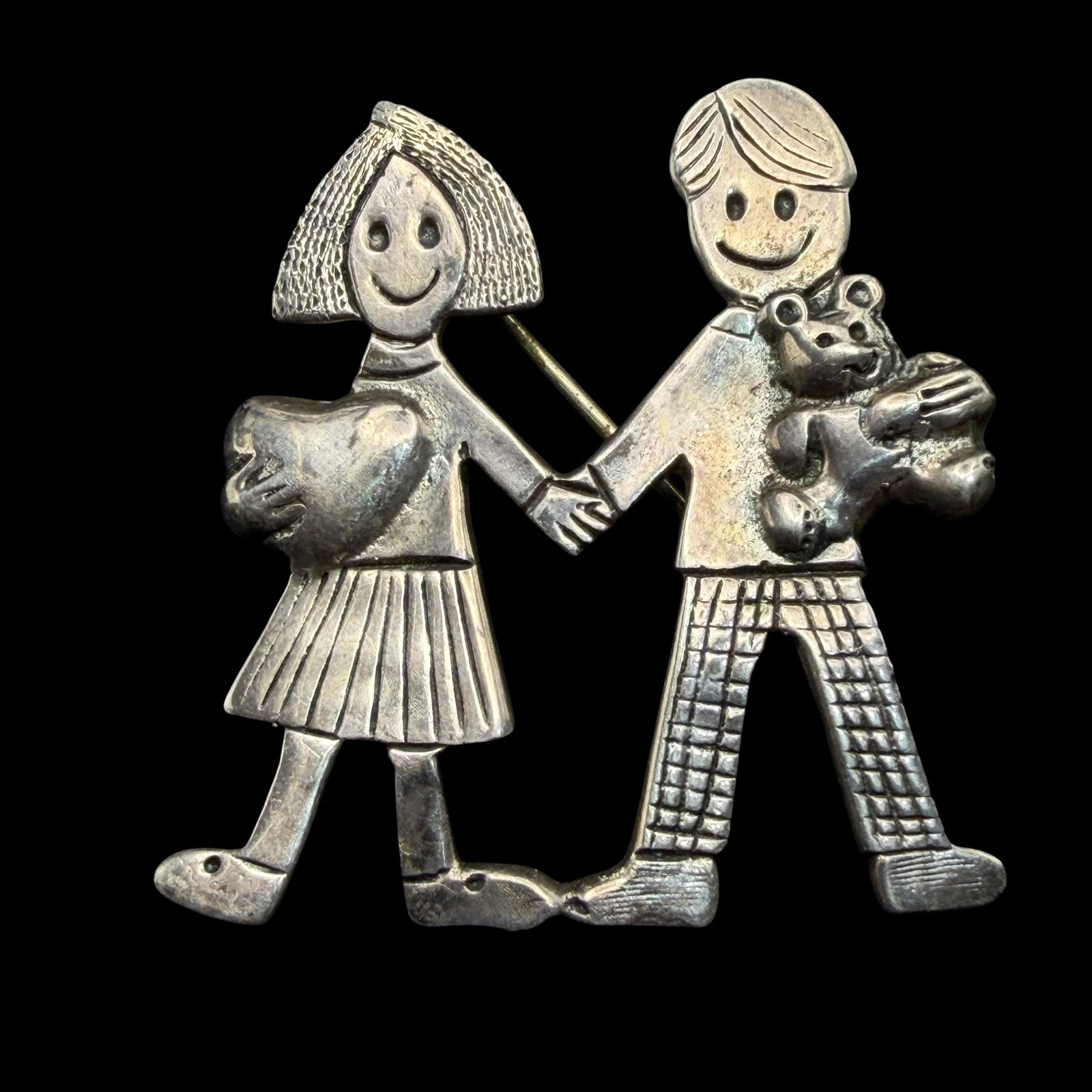 Vintage Sterling Silver Boy Girl Holding Hands Brooch Pin Signed 9.77g 925: Maker: Marked as shown, unknown. / Material: Sterling Silver. / Stone: None. / Size: 1 7/16” x 1 1/2”. / Weight: 9.77 grams. / Condition: Excellent, ready to wear and enjoy. / Sold as is. 