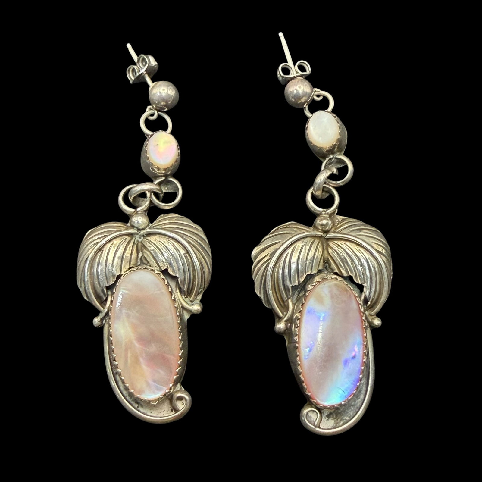 Vintage Sterling Silver Mother of Pearl Old Pawn Earrings 2 3/8“ 12.94g 925: Maker: Unmarked, likely Old Pawn. / Material: Sterling Silver. / Stone: MOP, Mother of Pearl. / Size: 2 3/8” x 7/8”. / Weight: 12.94 grams. / Condition: Excellent, ready to wear and enjoy.