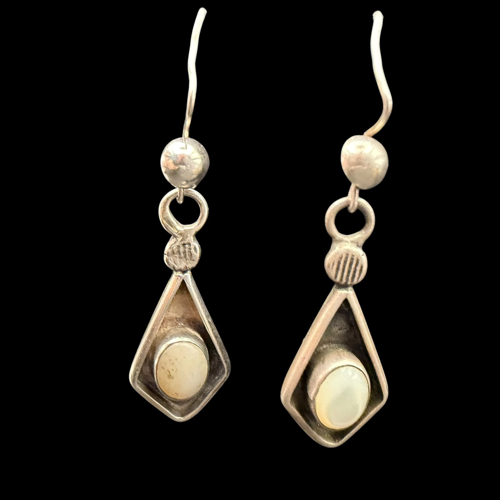 Vintage Sterling Silver MOP Mother of Pearl Earrrings Native American Old Pawn 5.17g 925: Maker: Unmarked, likely Old Pawn. / Material: Sterling Silver. / Stone: Mother of Pearl. / Size: 1 3/8” x 1/2” each. / Weight: 5.17 grams combined. / Condition: Excellent, ready to enjoy. 